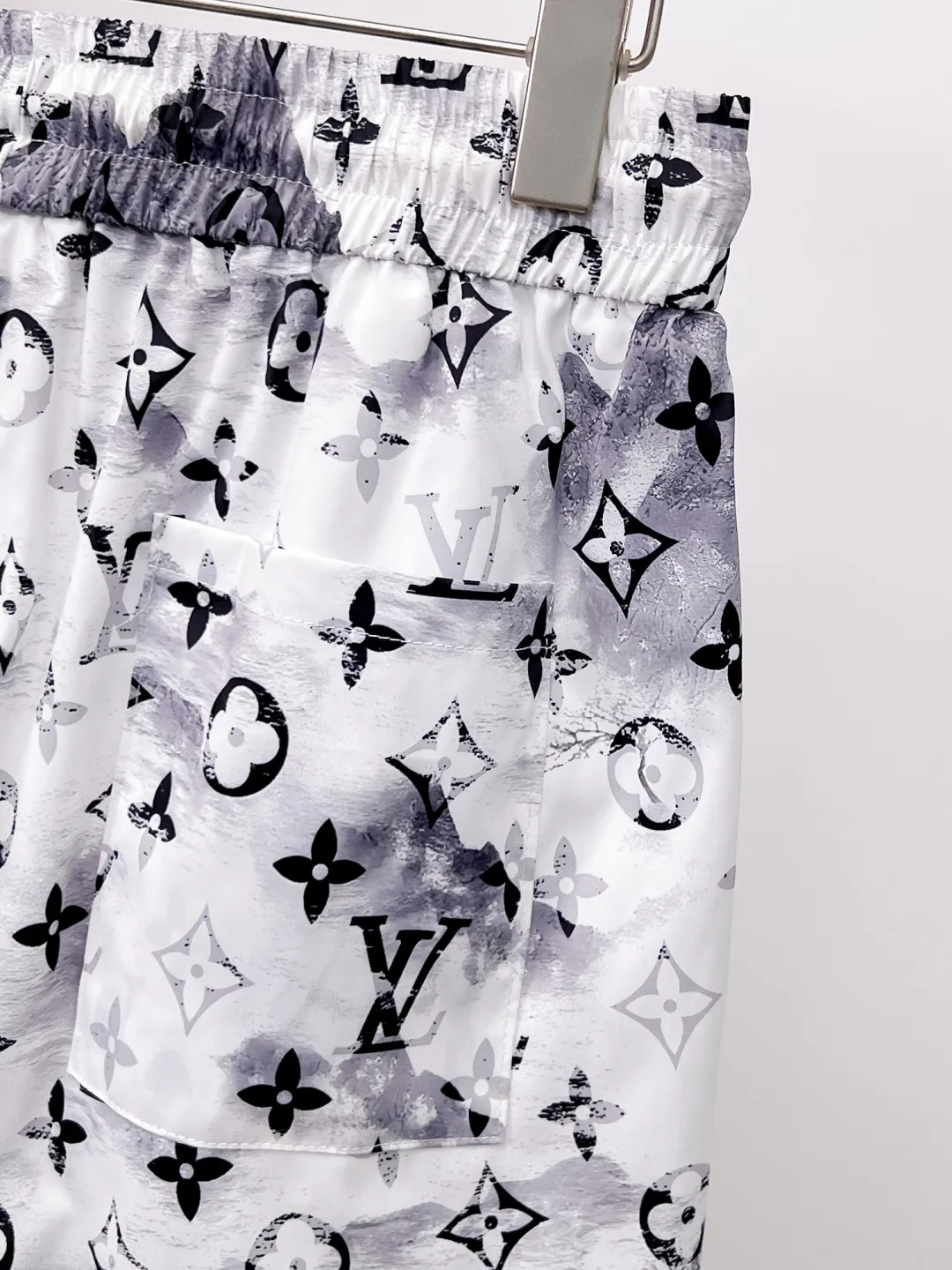 ルイヴィトン2025夏新作黒白花柄ショーツ - 画像 (4)