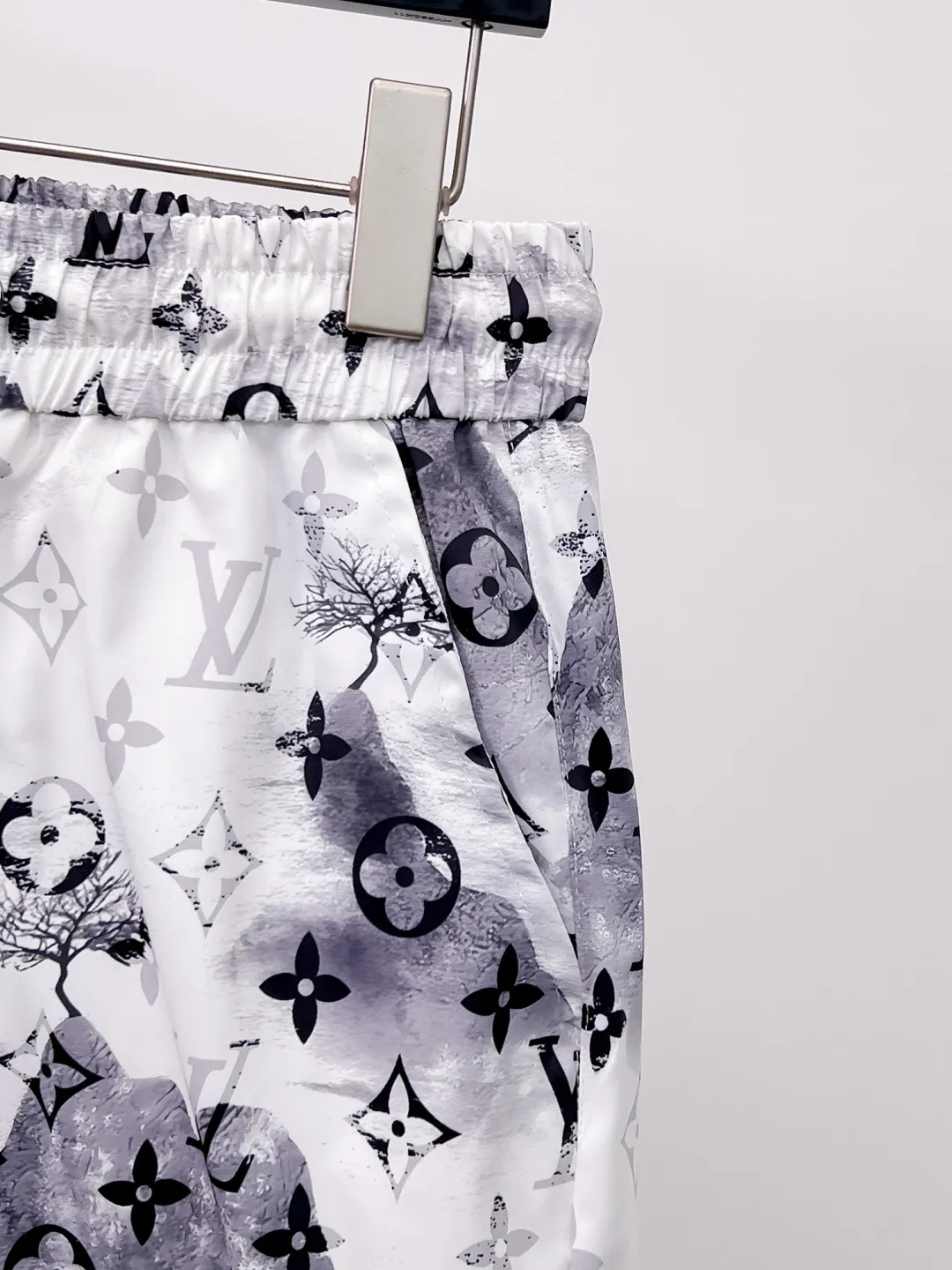 ルイヴィトン2025夏新作黒白花柄ショーツ - 画像 (9)