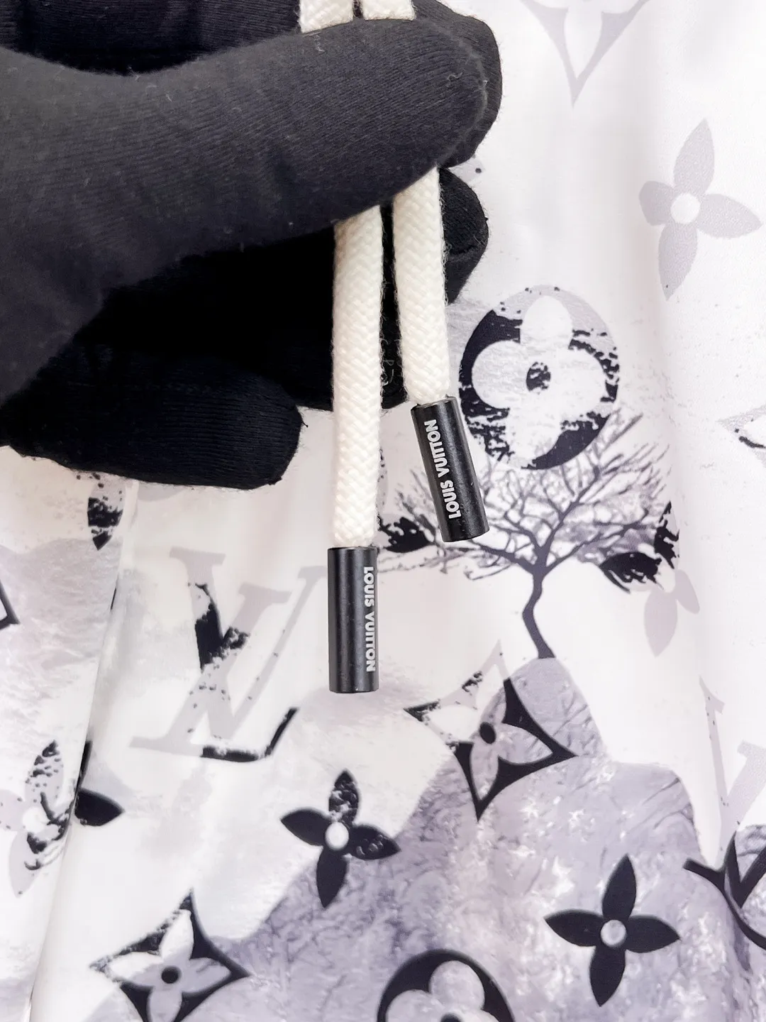 ルイヴィトン2025夏新作黒白花柄ショーツ - 画像 (10)