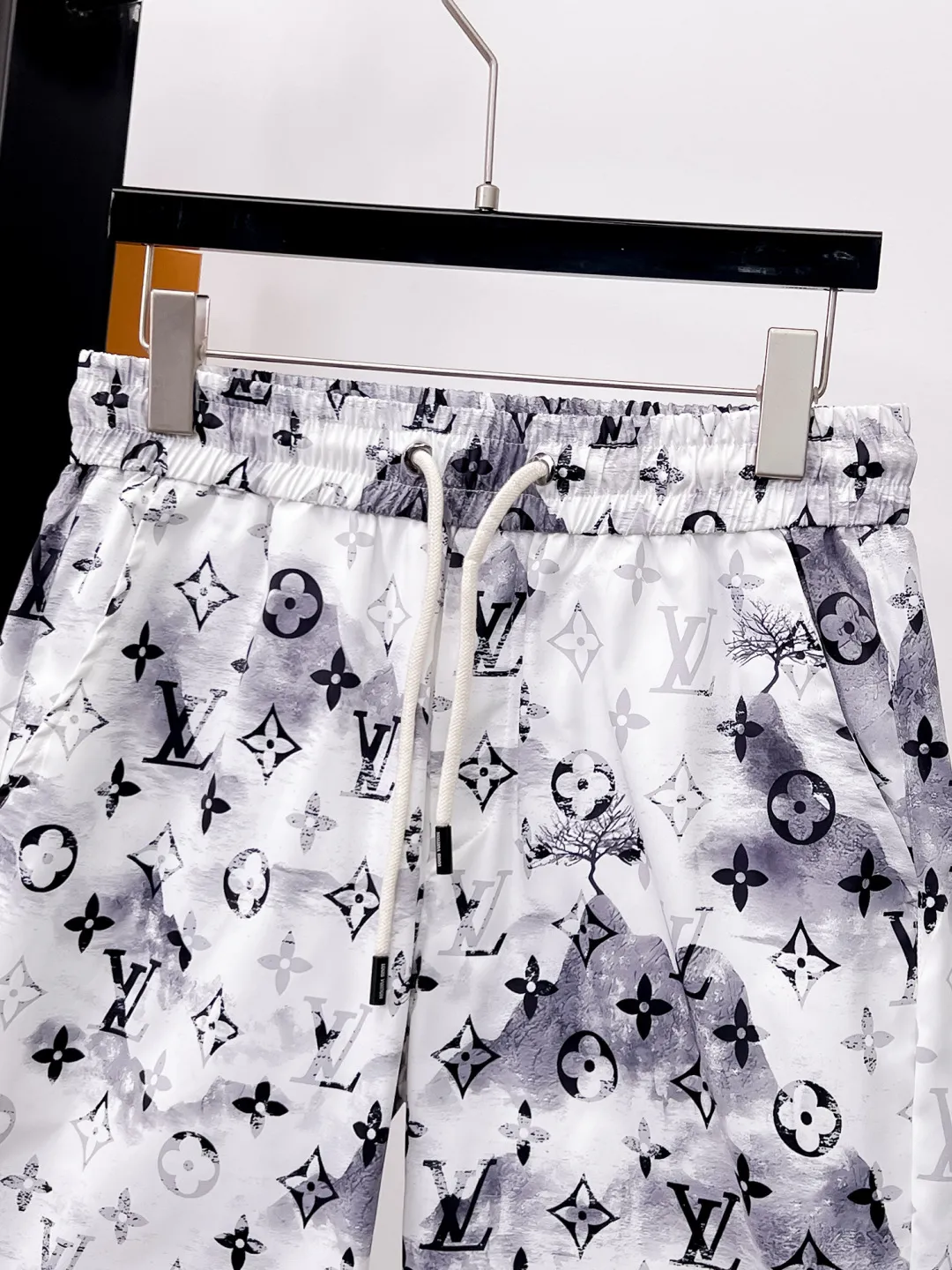 ルイヴィトン2025夏新作黒白花柄ショーツ - 画像 (11)