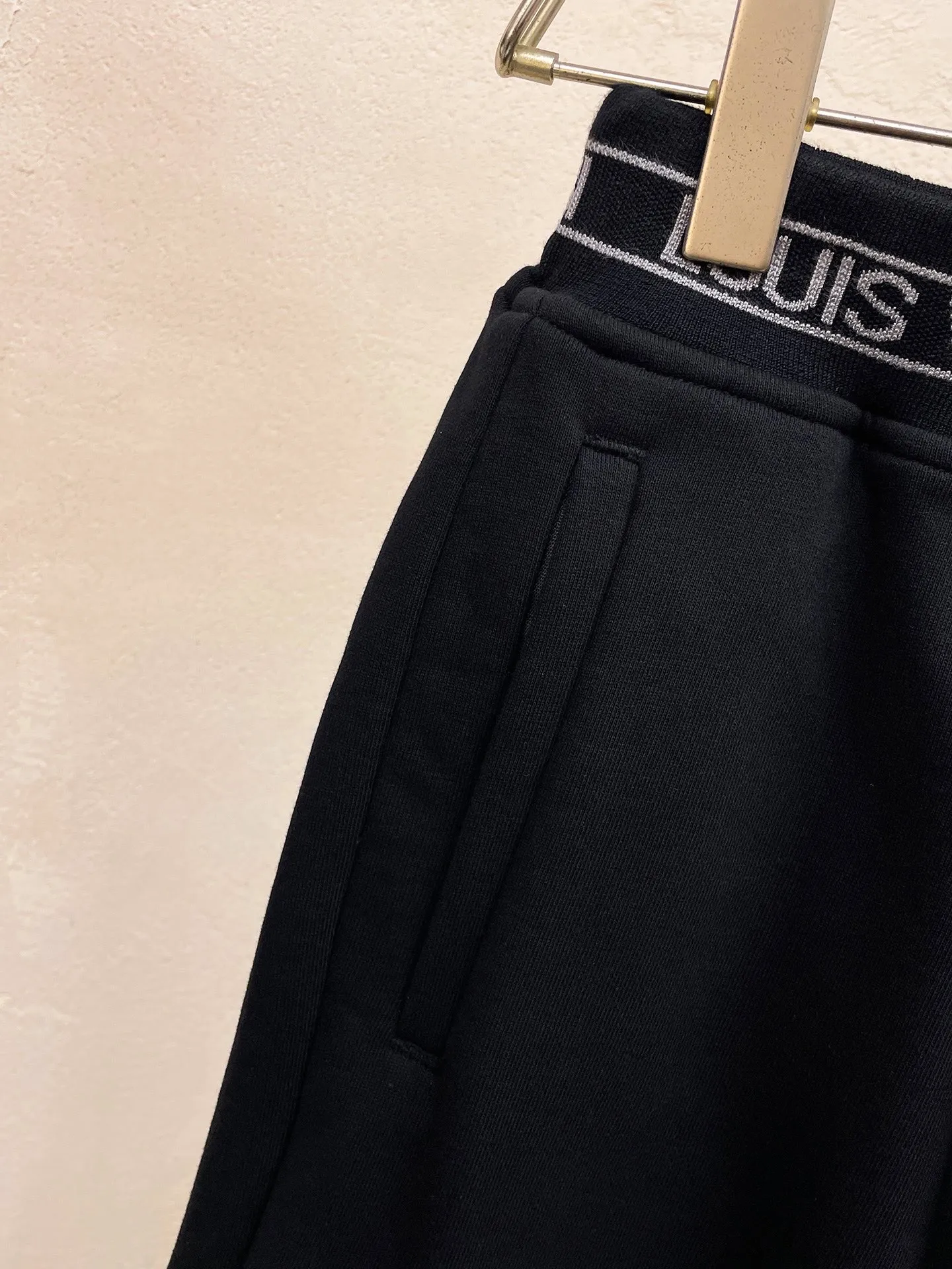 LOUIS VUITTON 新作黒色リラックスショーツ - 画像 (6)