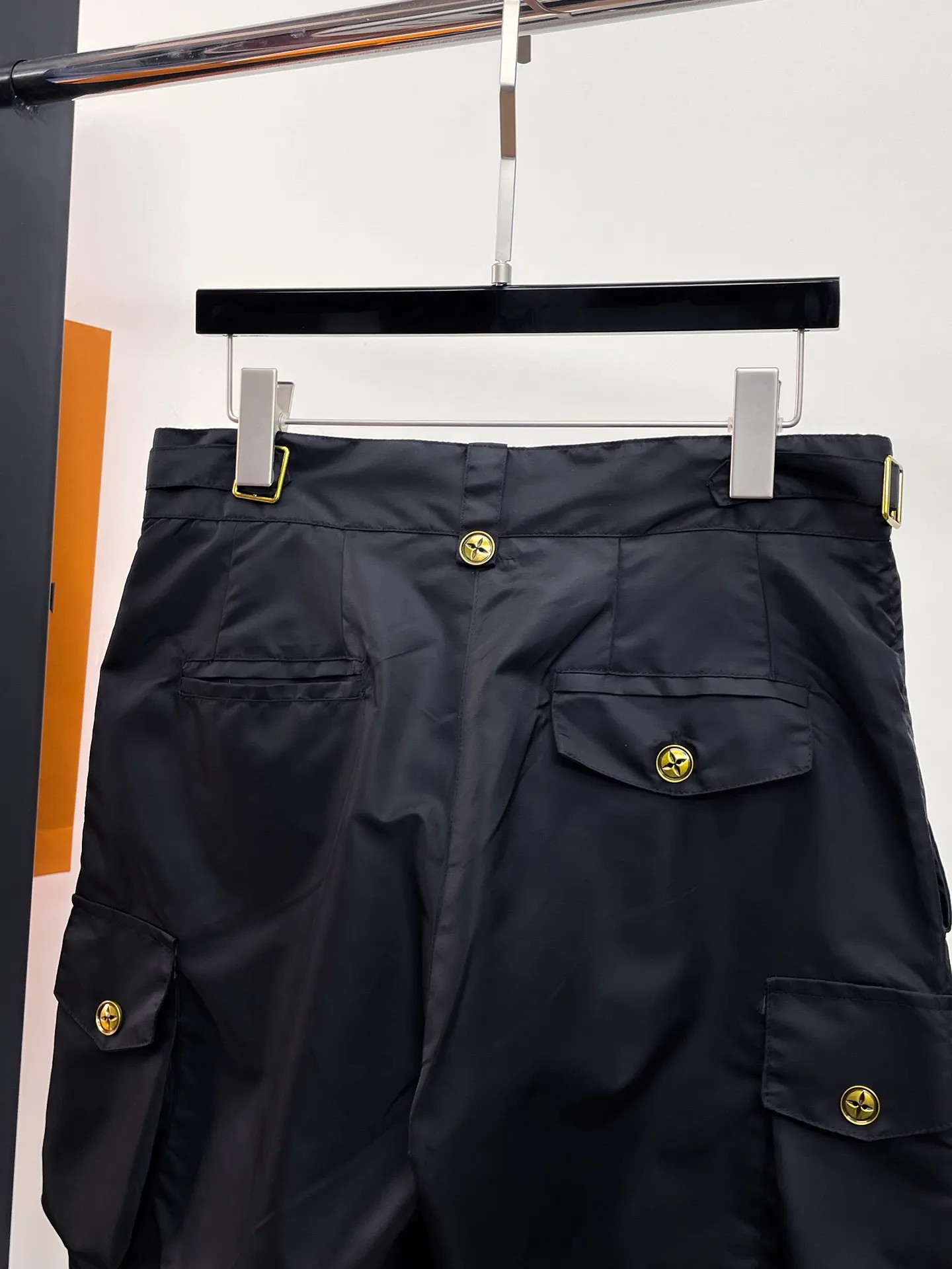 LOUIS VUITTON 黒 カーゴショーツ 新作 - 画像 (6)