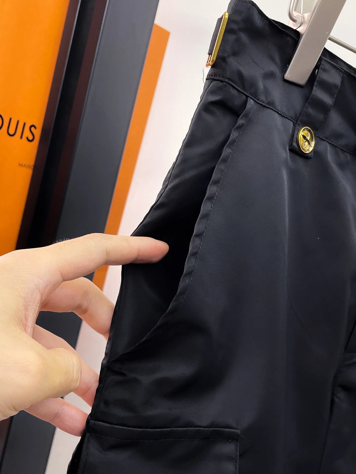 LOUIS VUITTON 黒 カーゴショーツ 新作 - 画像 (8)