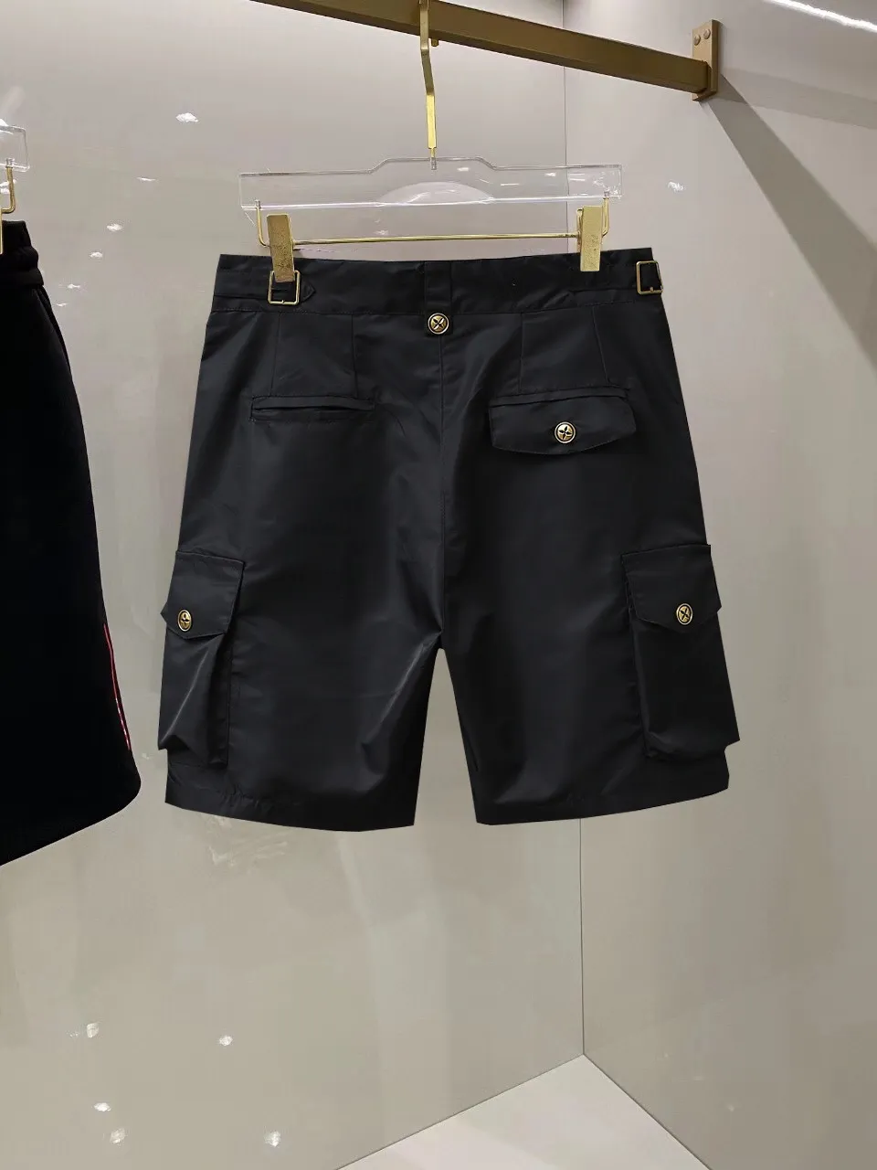 Louis Vuitton 2025ss新作黒カーゴショーツ - 画像 (3)
