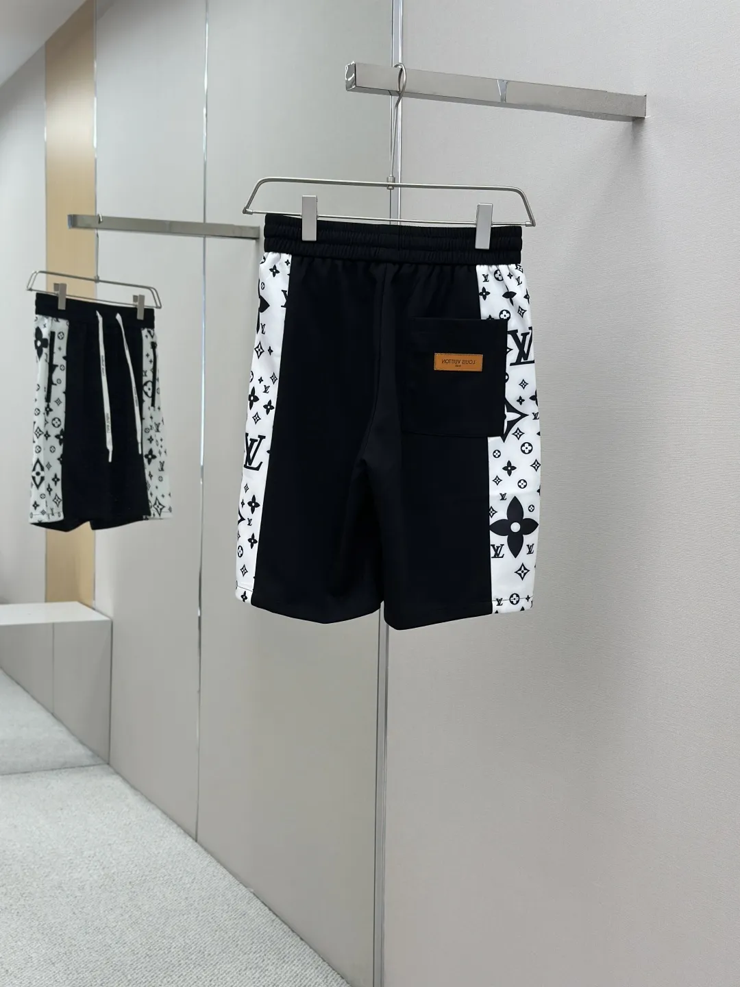 Louis Vuitton 黒白 新作ショートパンツ - 画像 (3)