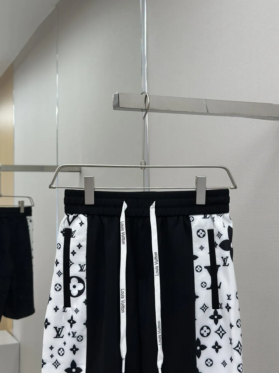 Louis Vuitton 黒白 新作ショートパンツ - 画像 (5)