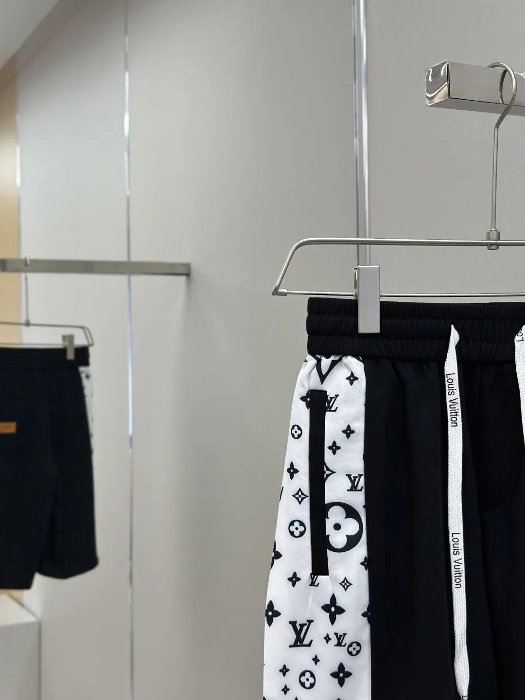 Louis Vuitton 黒白 新作ショートパンツ - 画像 (6)