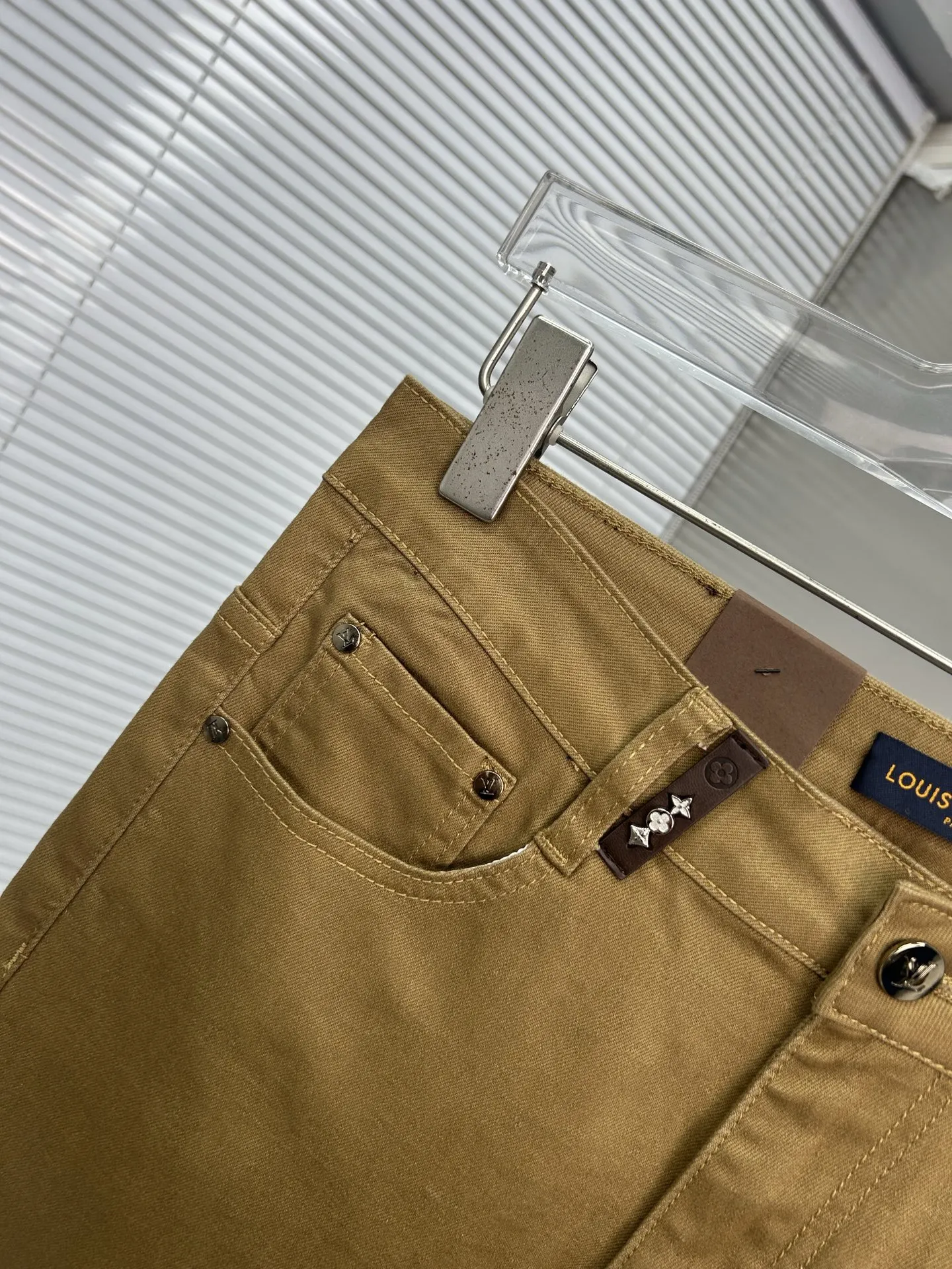 LOUIS VUITTON 2025新作カーキカラーデニム - 画像 (6)
