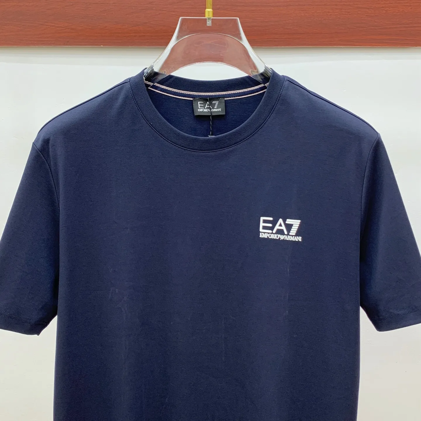 アルマーニ 2025新作 紺色 リラックスTシャツ - 画像 (3)