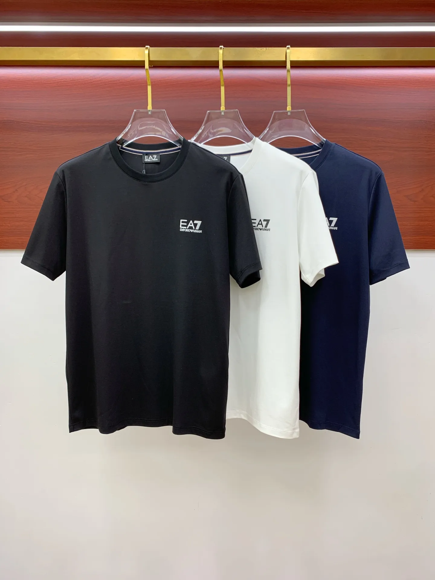 アルマーニ 2025新作 紺色 リラックスTシャツ - 画像 (12)