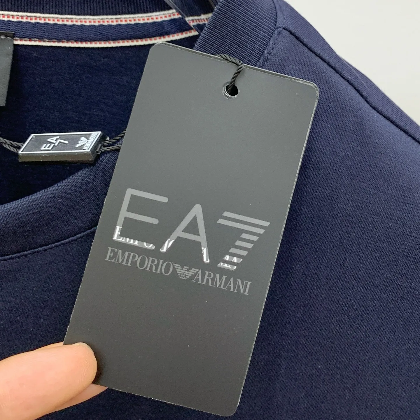 アルマーニ 2025新作 紺色 リラックスTシャツ - 画像 (4)