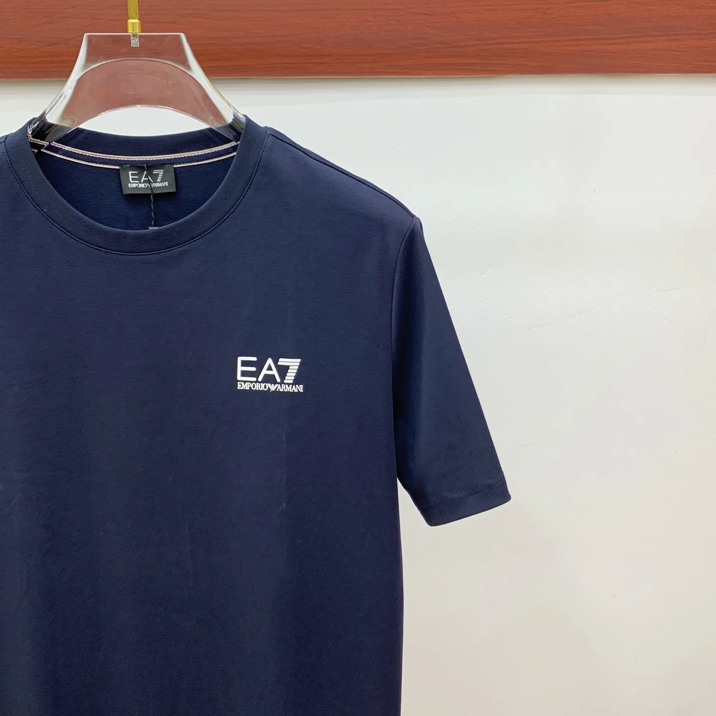 アルマーニ 2025新作 紺色 リラックスTシャツ - 画像 (5)