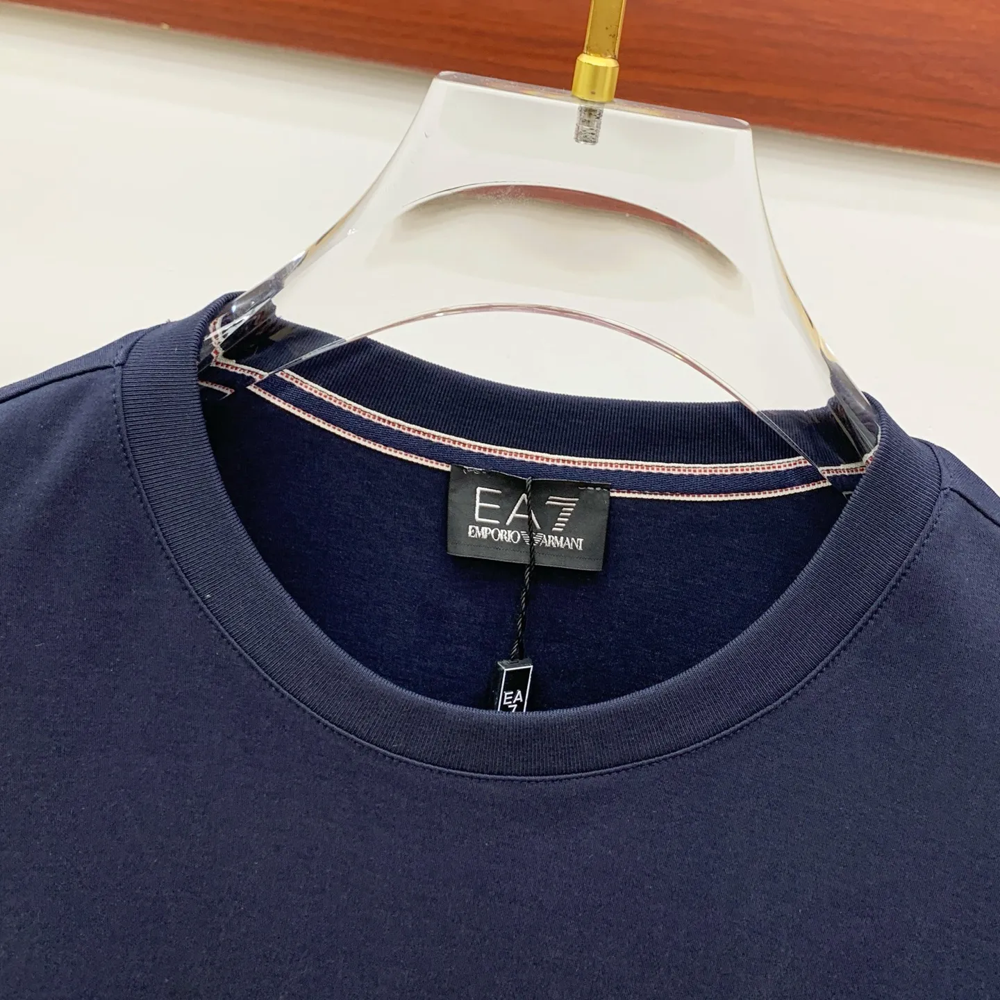 アルマーニ 2025新作 紺色 リラックスTシャツ - 画像 (6)