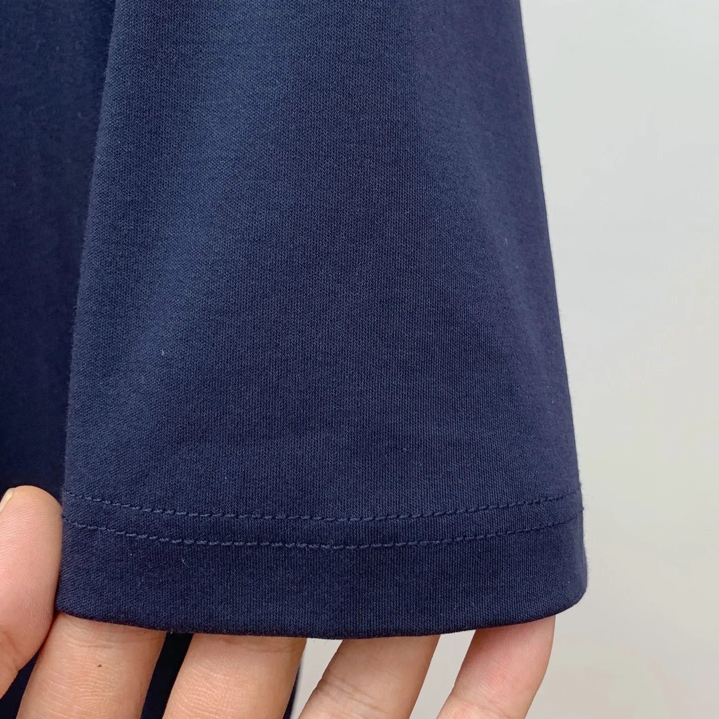 アルマーニ 2025新作 紺色 リラックスTシャツ - 画像 (8)