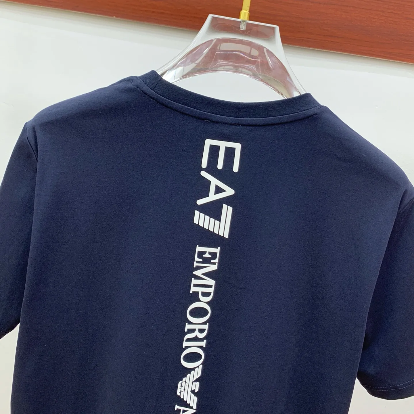 アルマーニ 2025新作 紺色 リラックスTシャツ - 画像 (9)