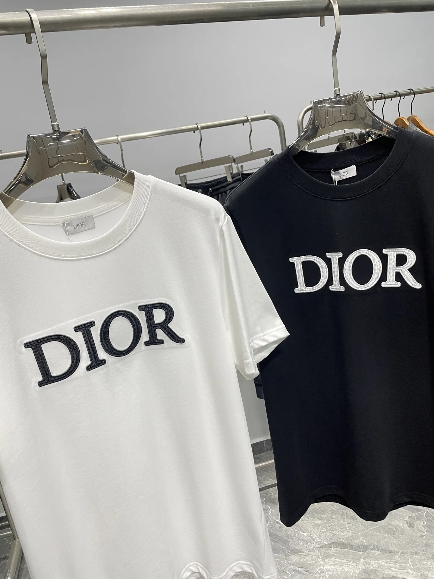 Christian Dior 白黒 基本ロゴTシャツ - 画像 (4)