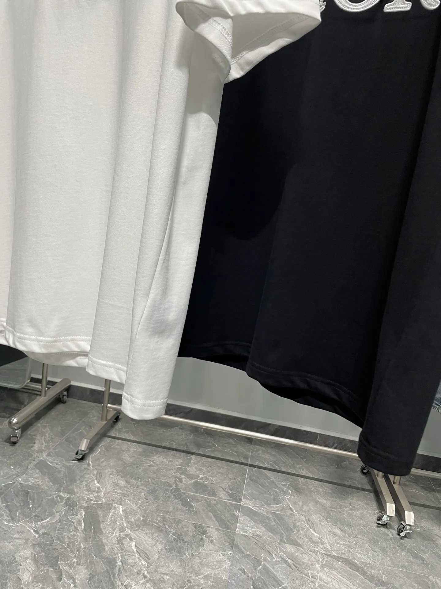 Christian Dior 白黒 基本ロゴTシャツ - 画像 (7)