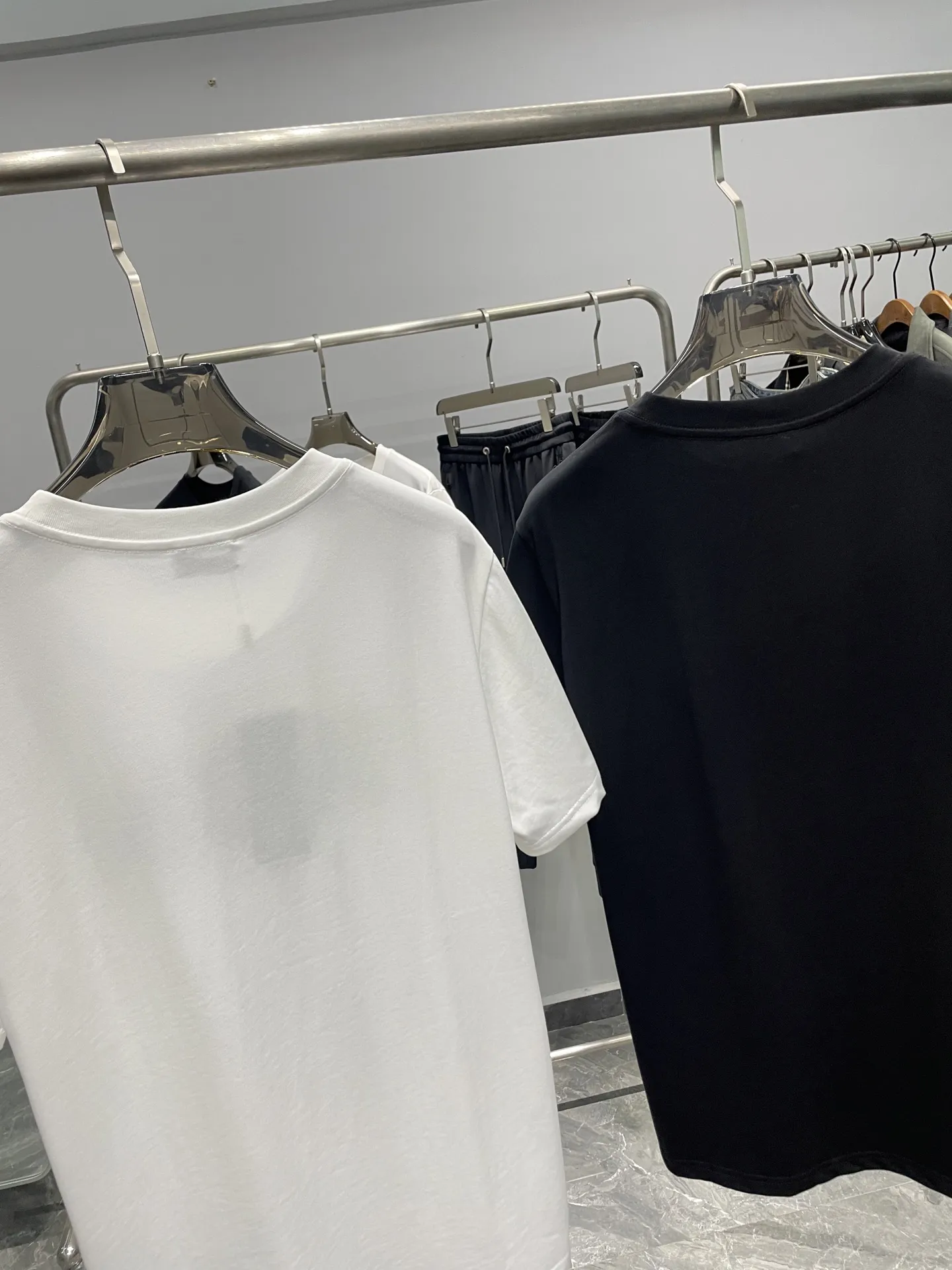 Christian Dior 白黒 基本ロゴTシャツ - 画像 (8)