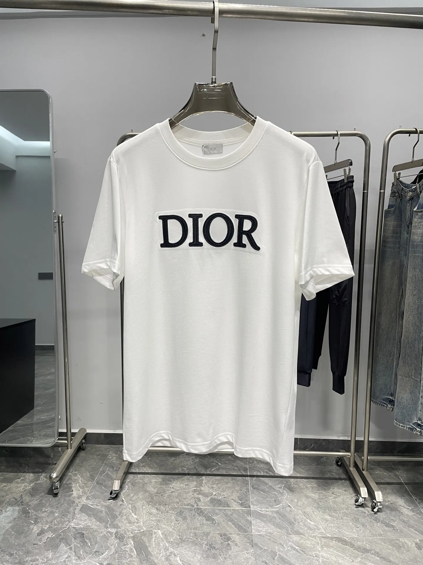 Christian Dior 白黒 基本ロゴTシャツ - 画像 (9)