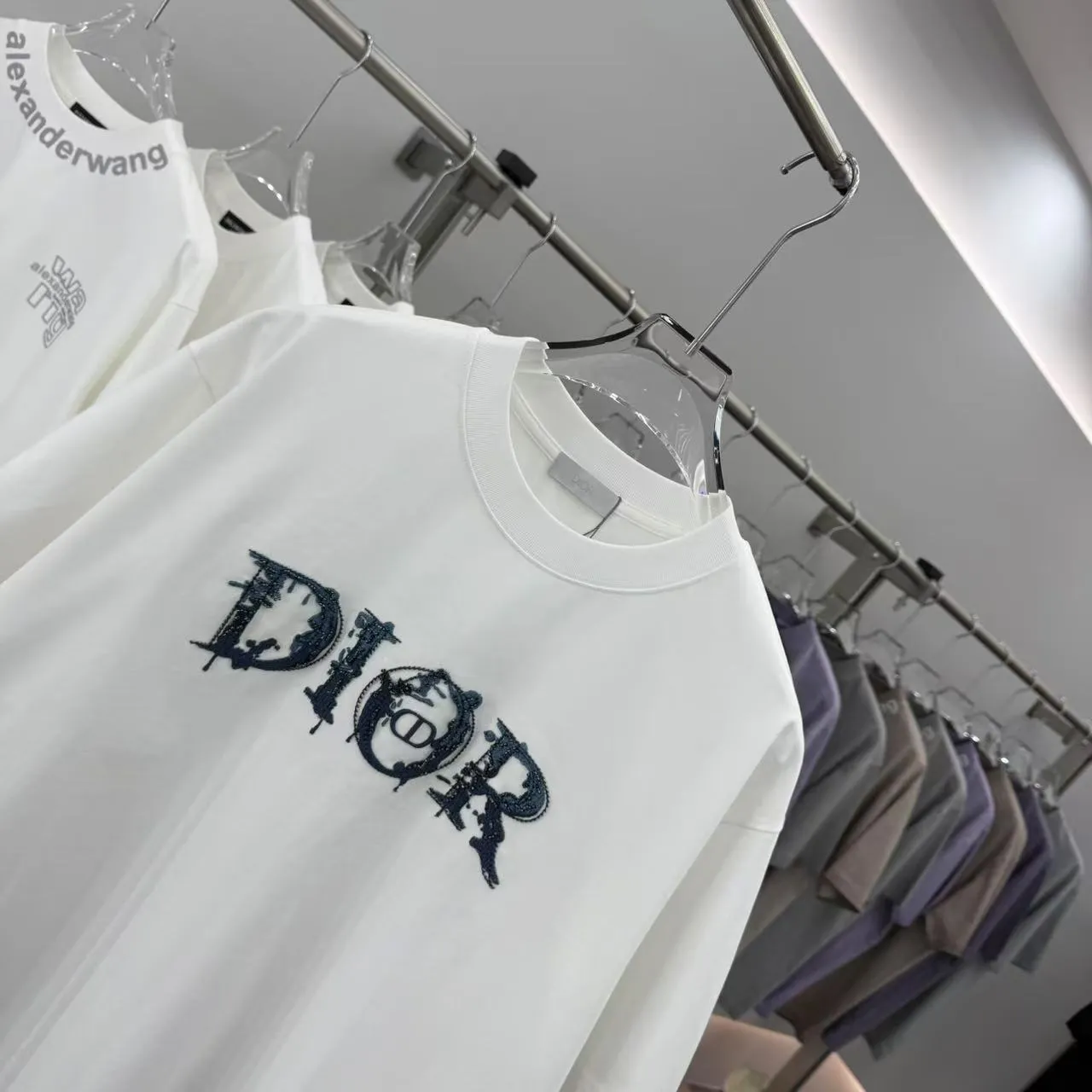 Christian Dior 2025秋冬新作 ホワイト刺繍Tシャツ - 画像 (4)