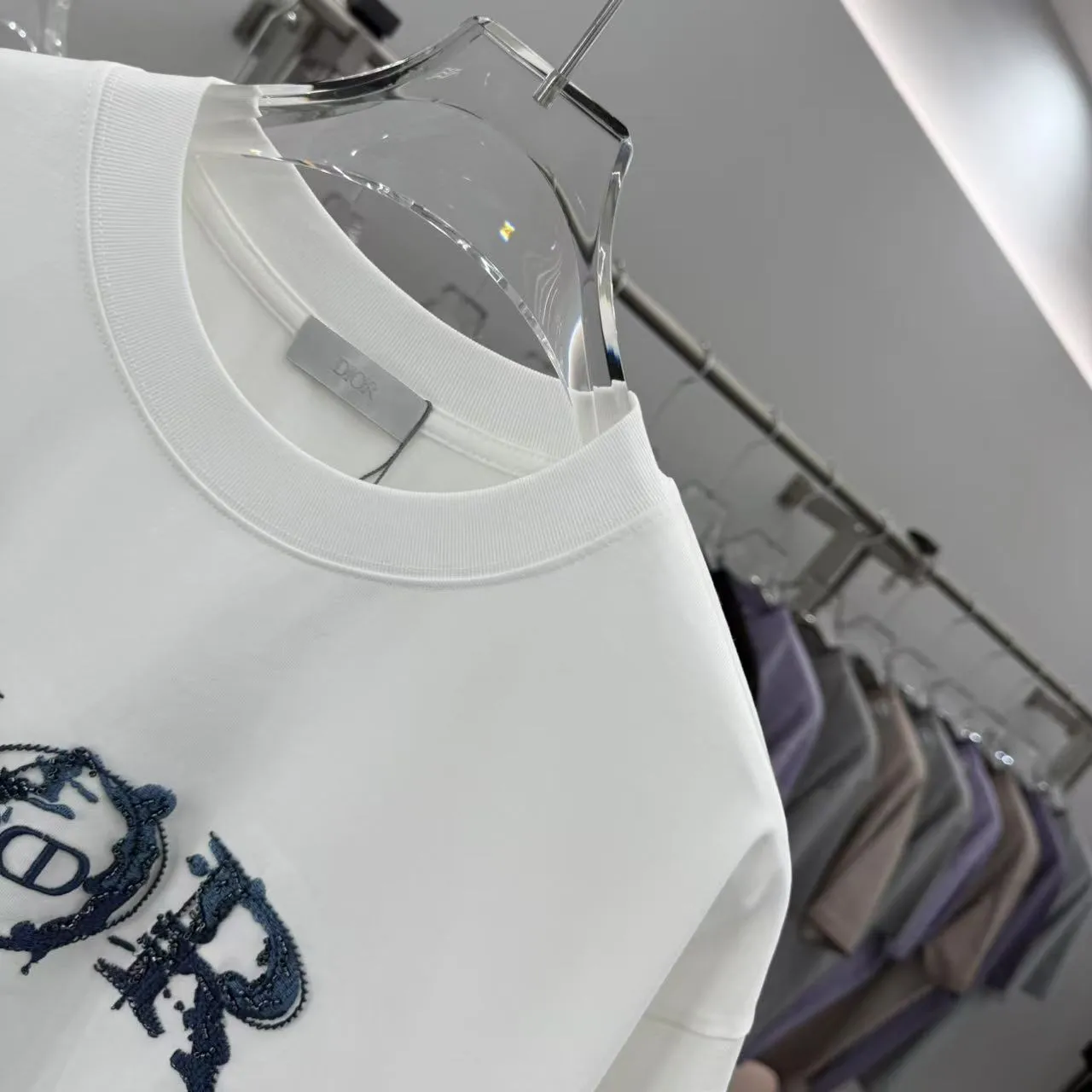 Christian Dior 2025秋冬新作 ホワイト刺繍Tシャツ - 画像 (5)