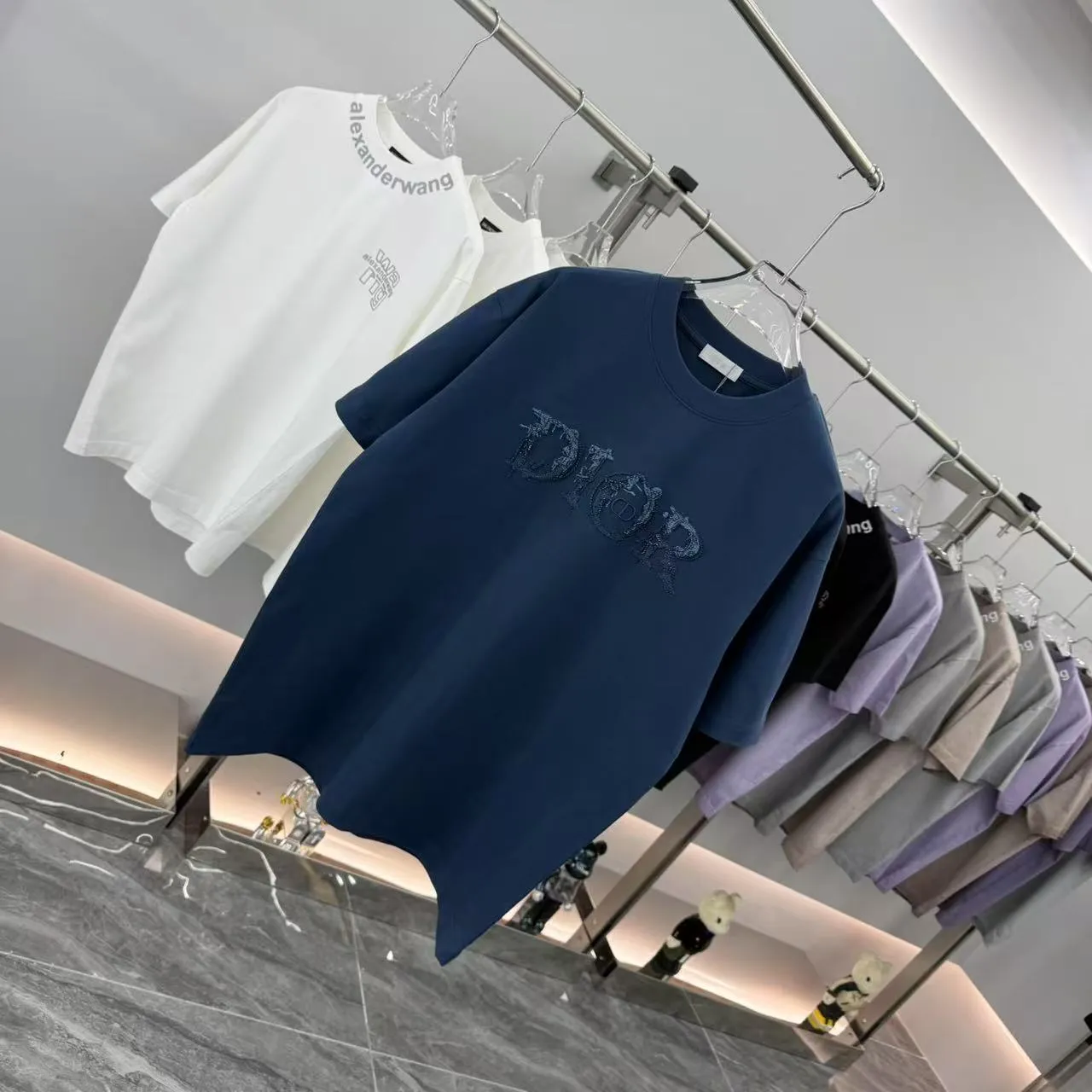 Christian Dior 2025秋冬新作 ビーズ刺繍ブルーショートスリーブTシャツ - 画像 (3)