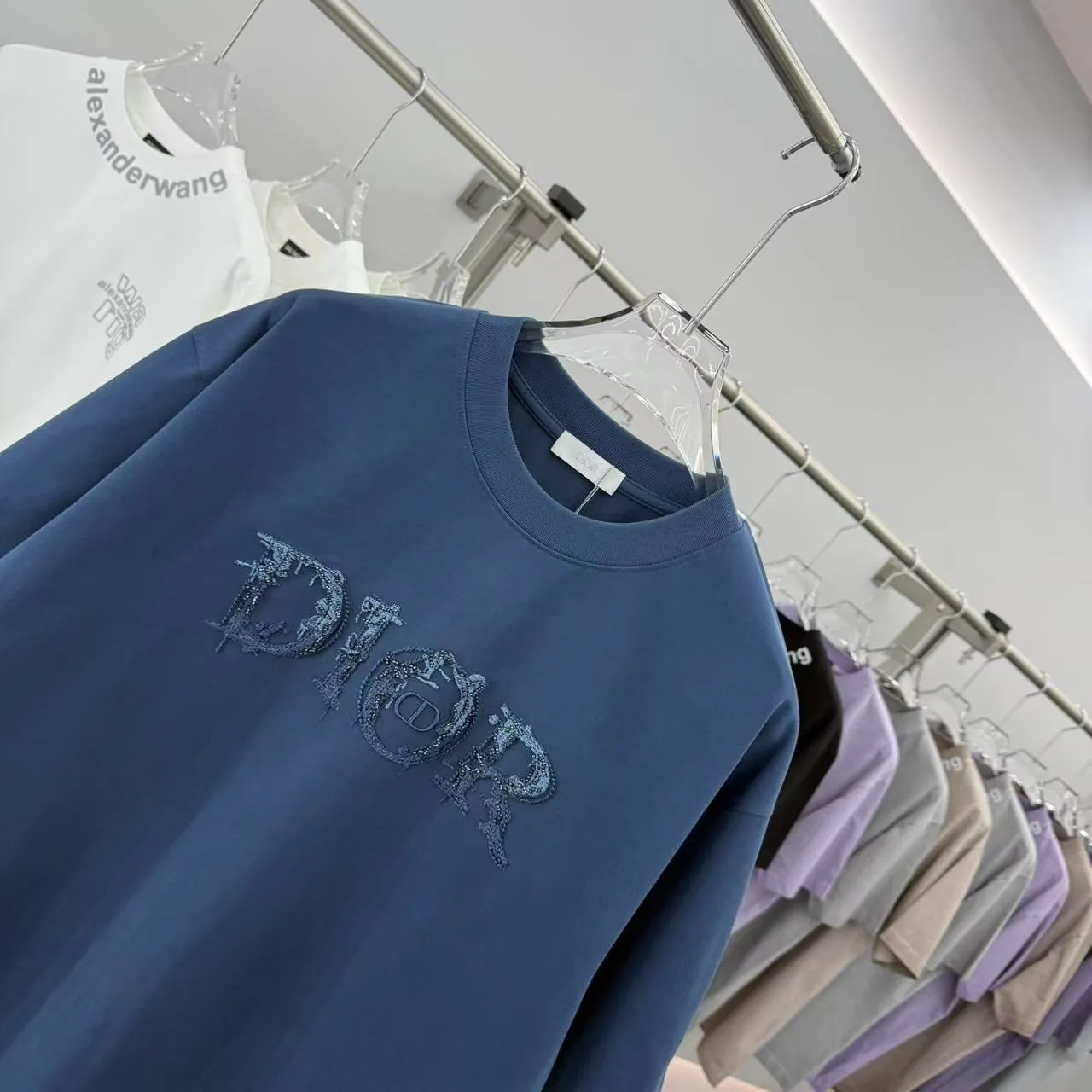 Christian Dior 2025秋冬新作 ビーズ刺繍ブルーショートスリーブTシャツ - 画像 (4)