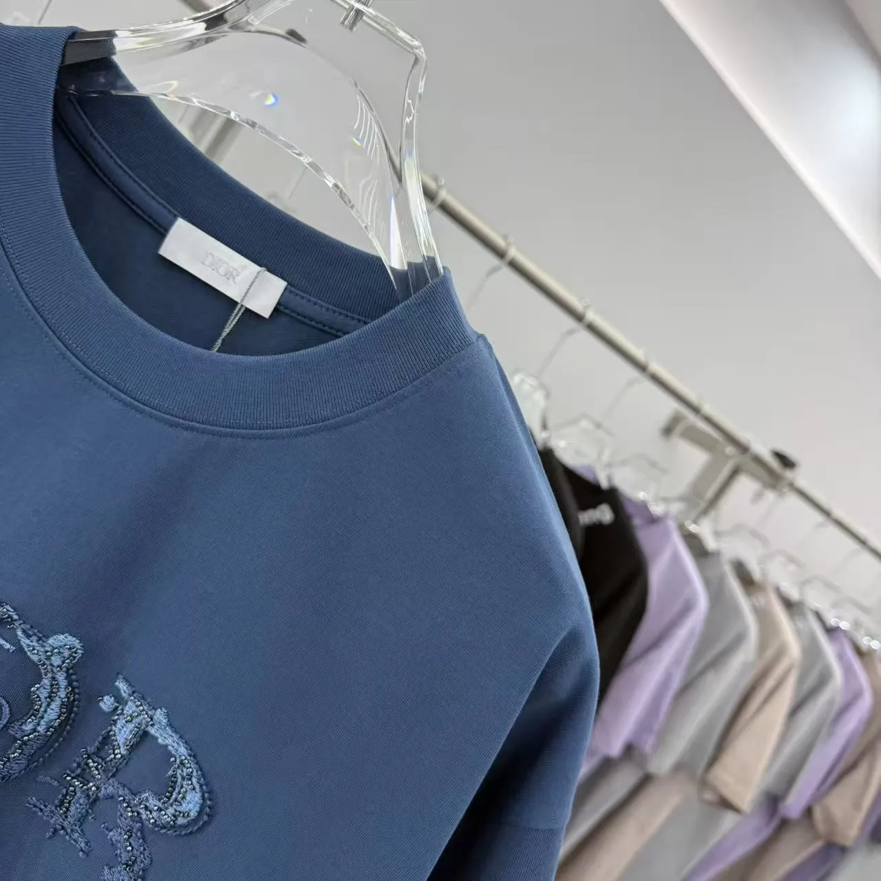 Christian Dior 2025秋冬新作 ビーズ刺繍ブルーショートスリーブTシャツ - 画像 (5)