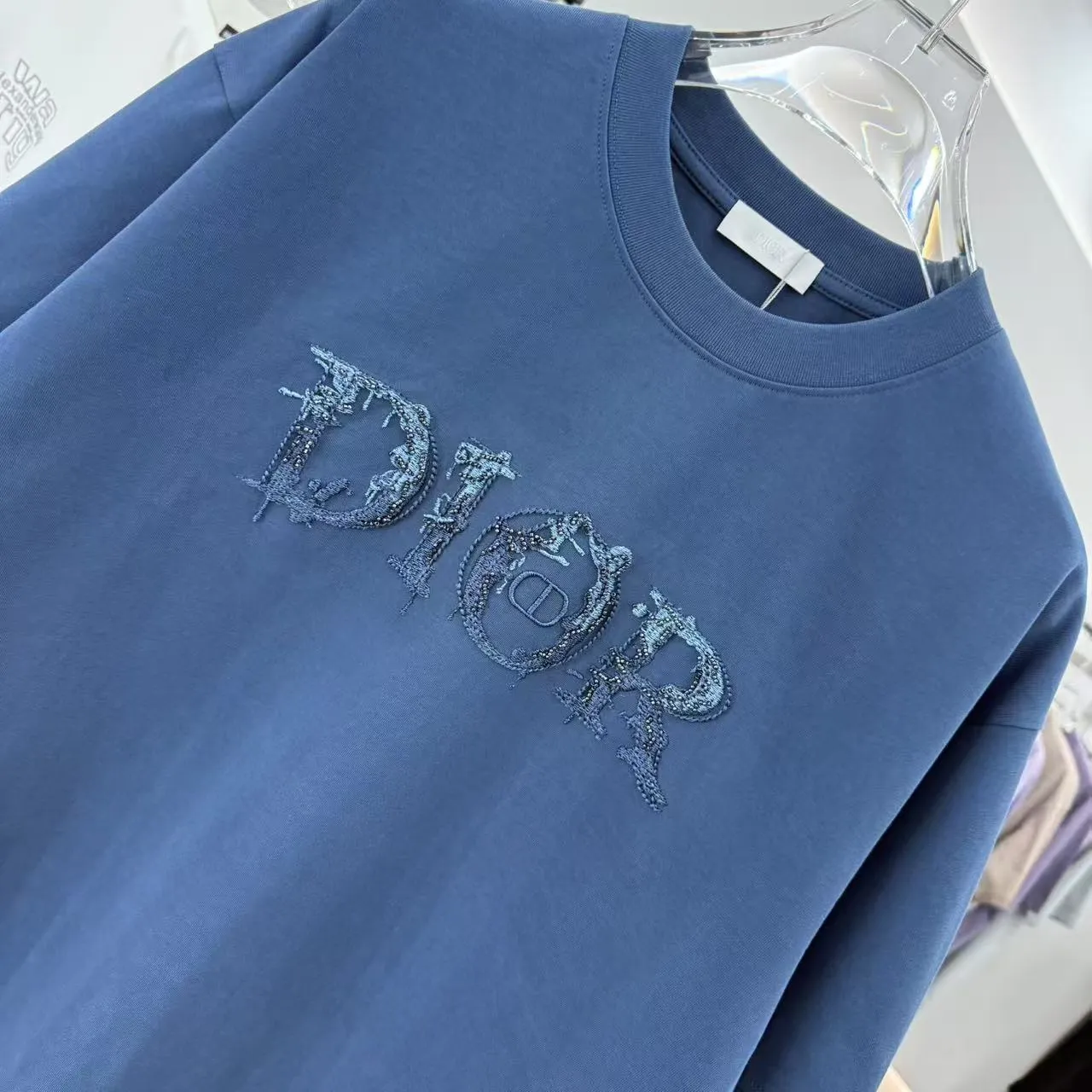 Christian Dior 2025秋冬新作 ビーズ刺繍ブルーショートスリーブTシャツ - 画像 (6)
