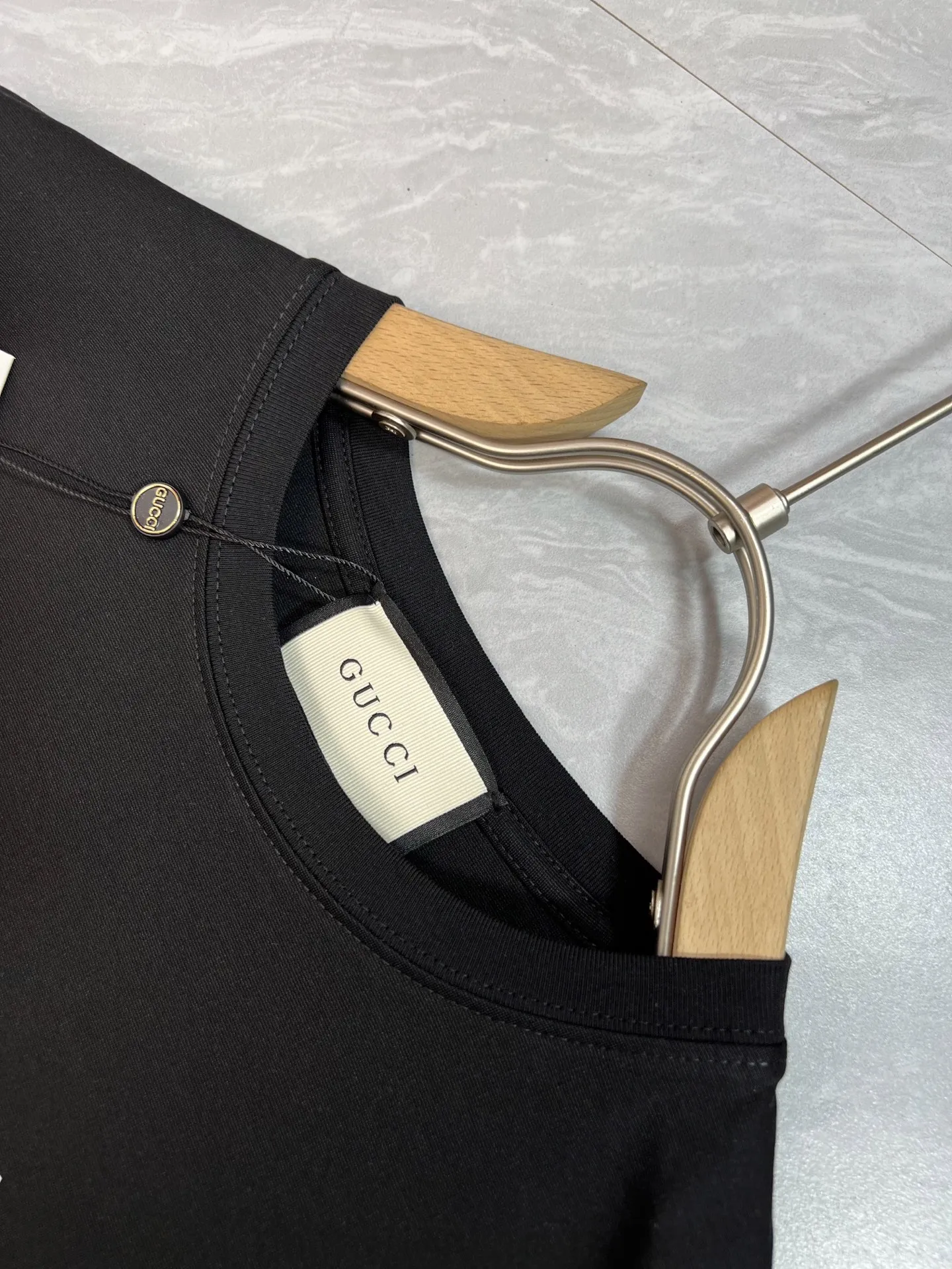 Gucci 2025春夏新品 黒 Tシャツ - 画像 (5)