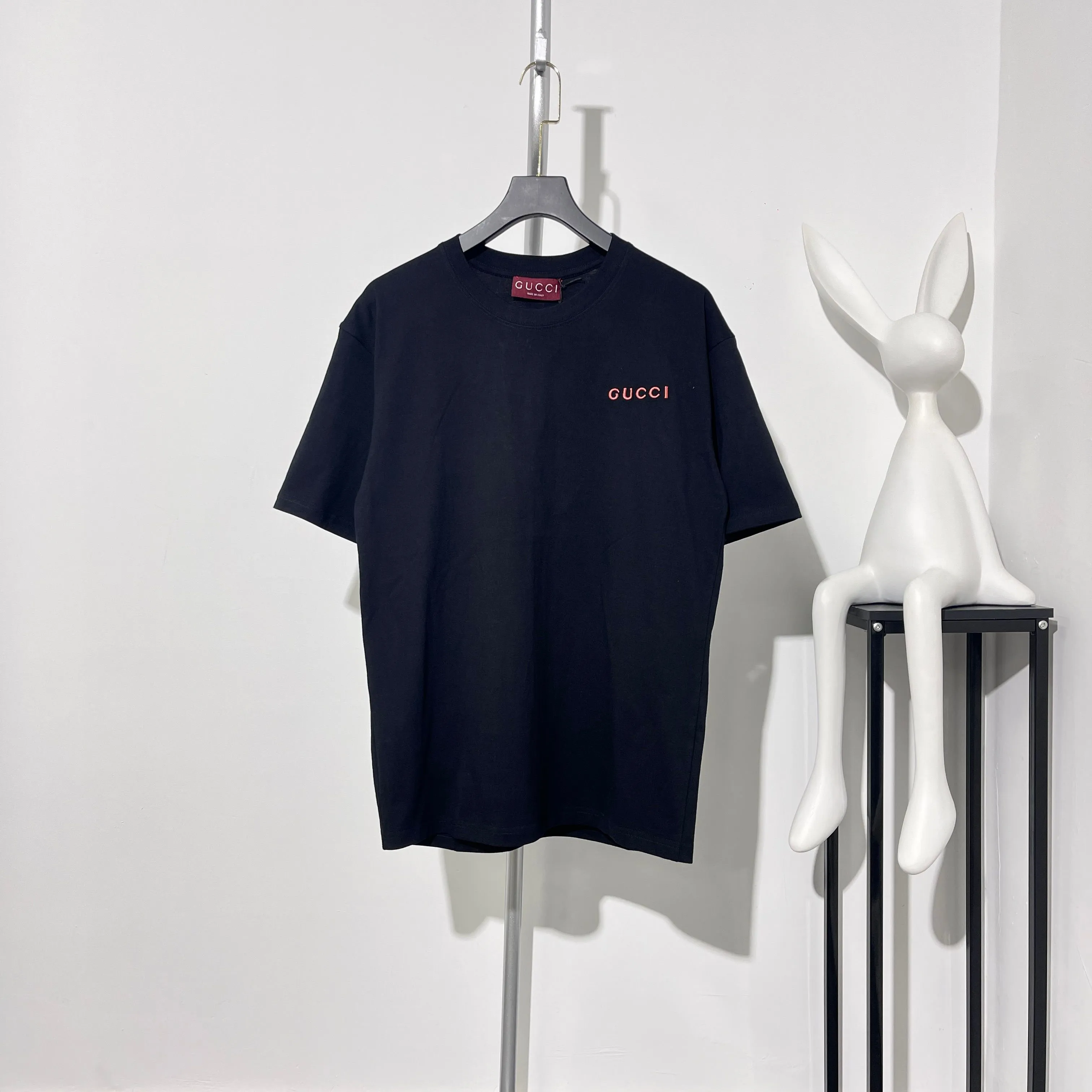 Gucci 25ss ピンク刺繍ロゴTシャツ