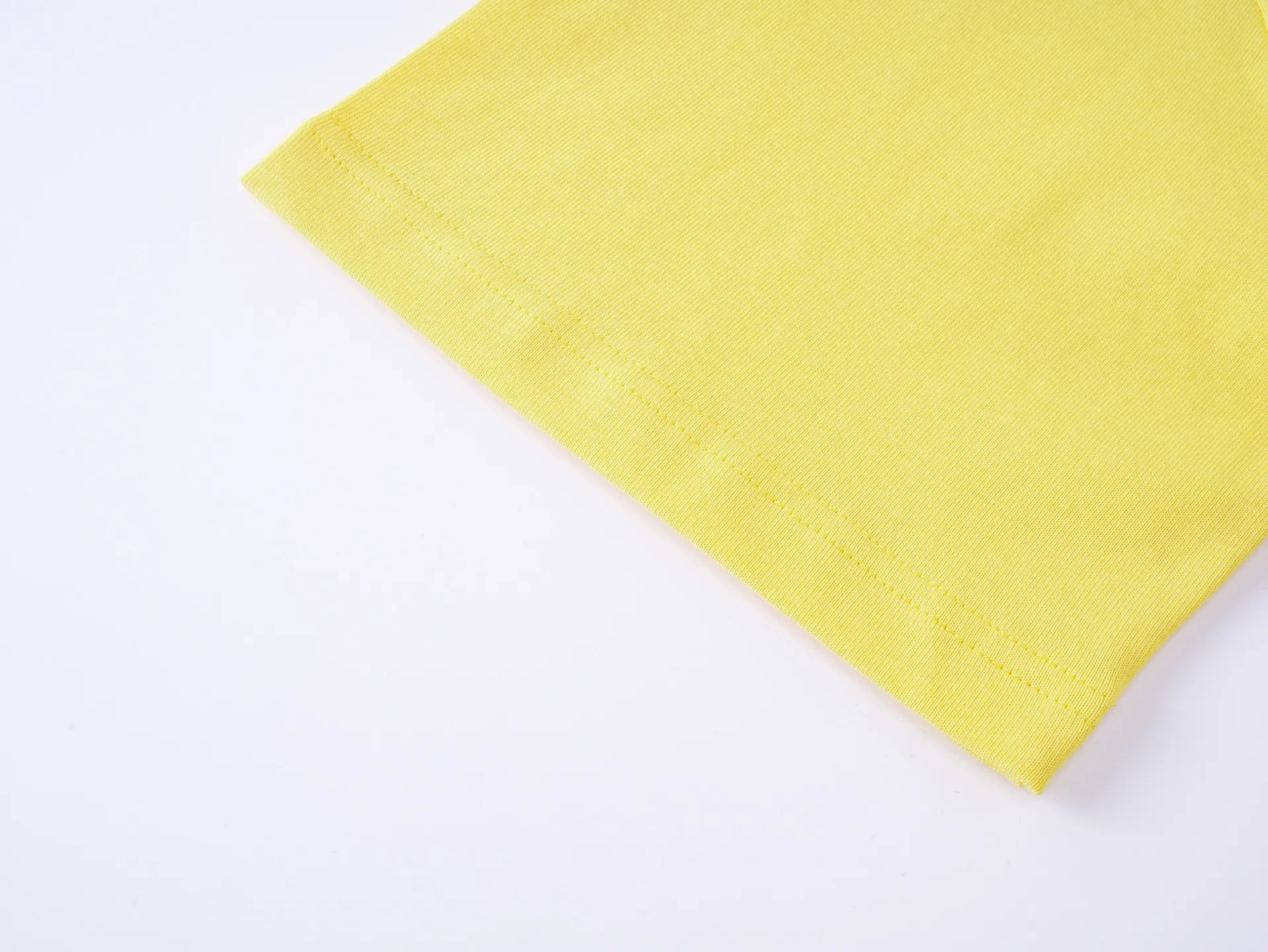 GUCCI 2025年春夏 イエロープリント Tシャツ - 画像 (8)