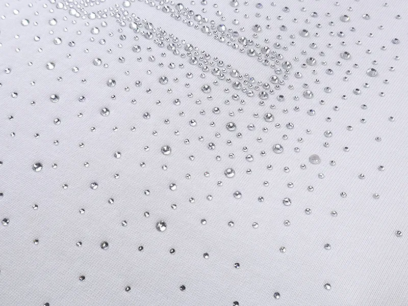 GUCCI 2025年春夏 オフホワイト ラインストーン 半袖Tシャツ - 画像 (6)