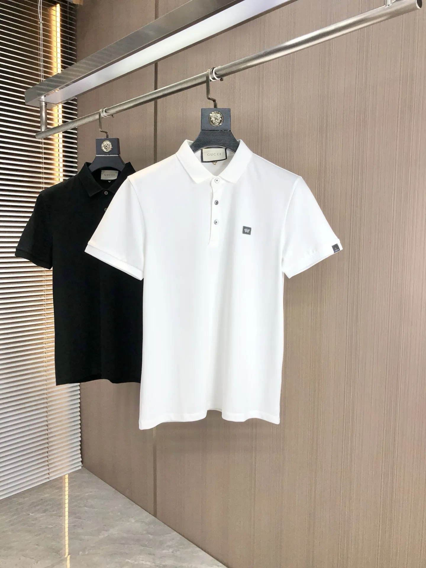 Gucci 2025春夏白ポロシャツ 立体ロゴ