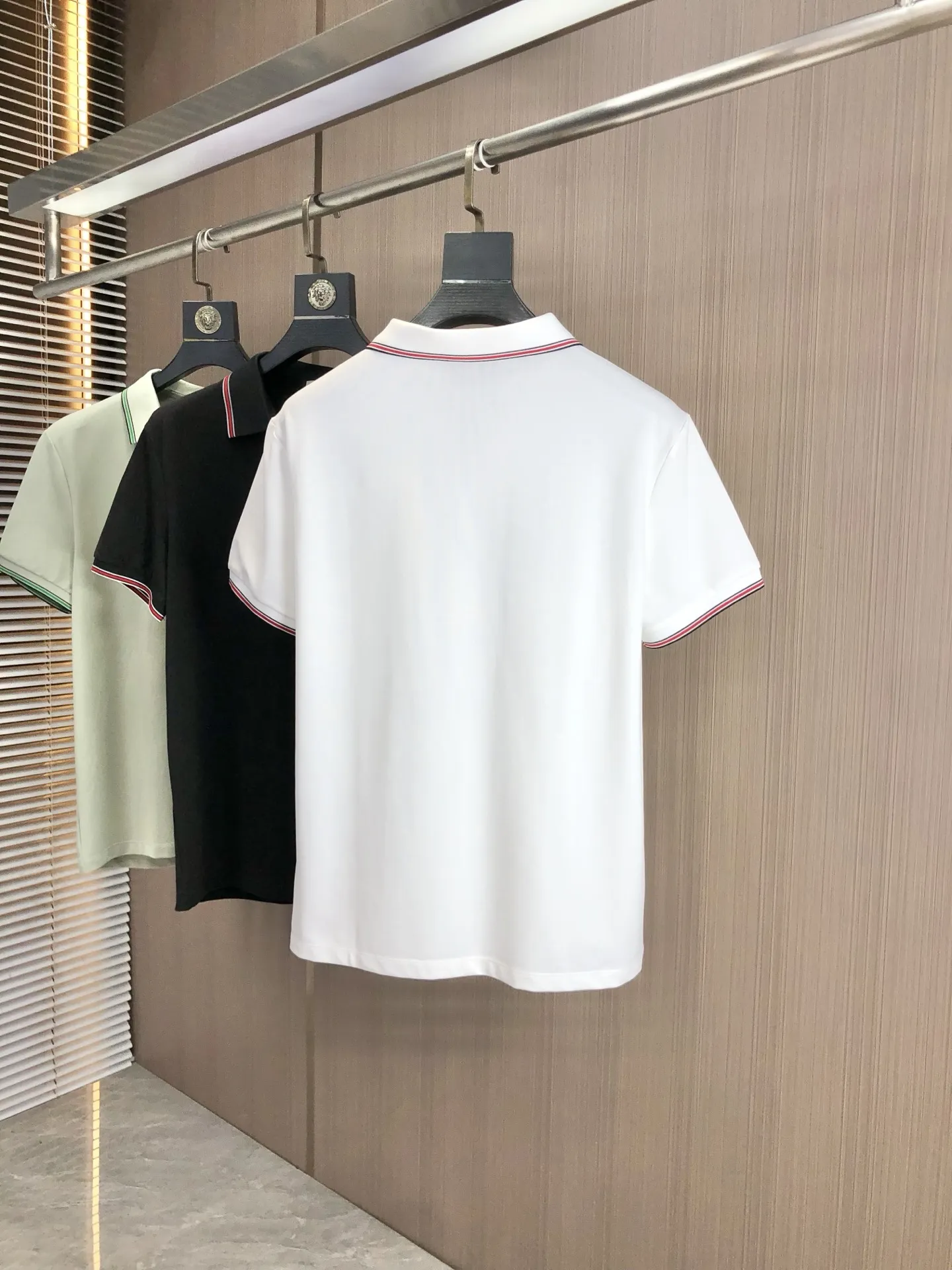 Gucci 2025 春夏の新作ホワイトポロシャツ - 画像 (3)