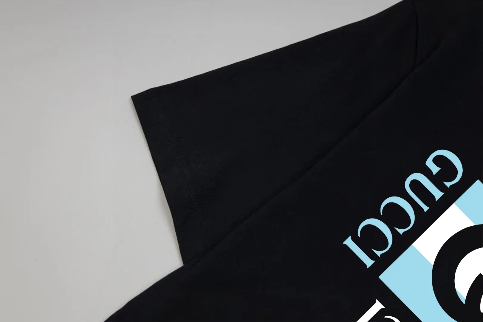 Gucci 黒色 クラシックロゴTシャツ - 画像 (5)