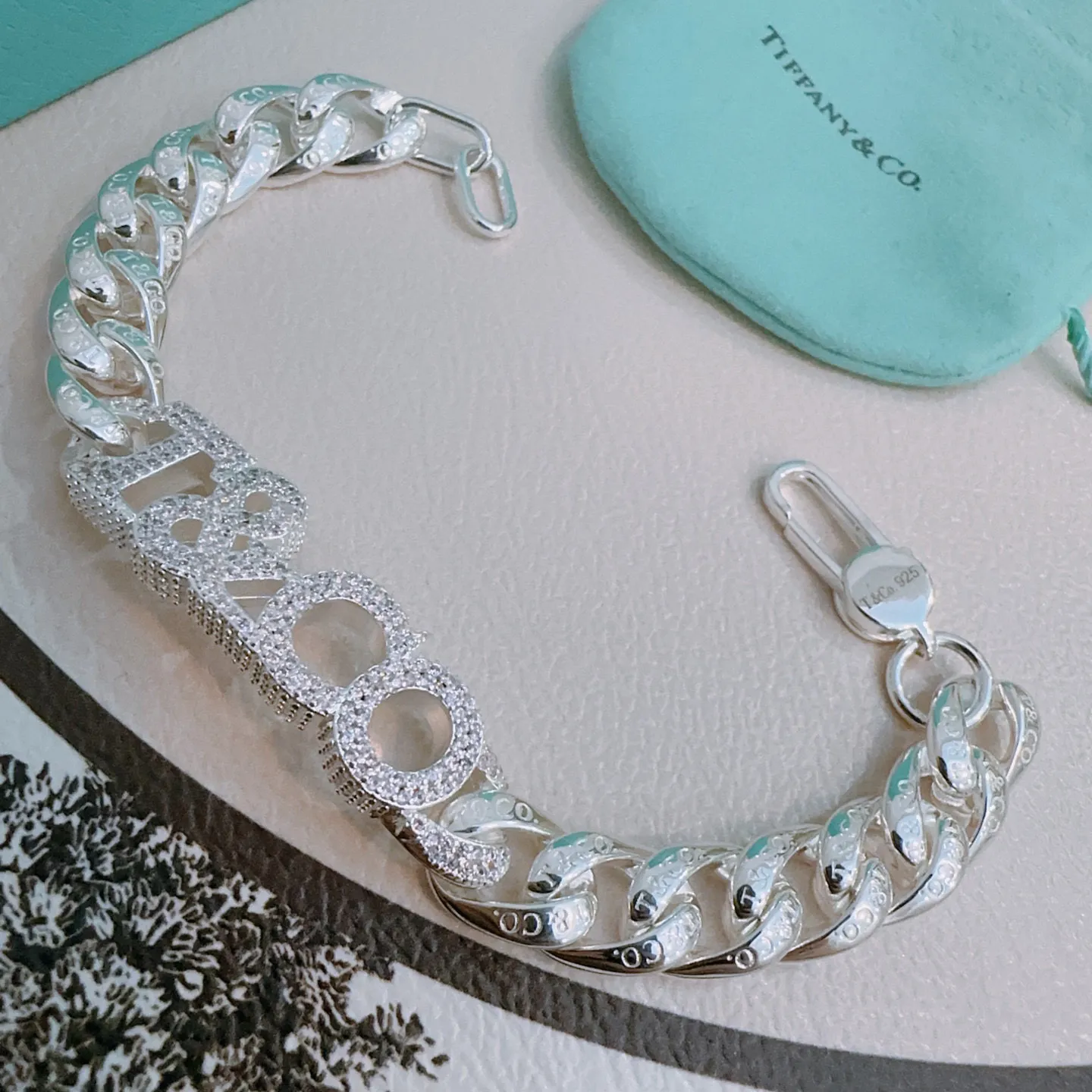 TIFFANY&CO新作黒ブレスレット豚の鼻スタイル - 画像 (3)