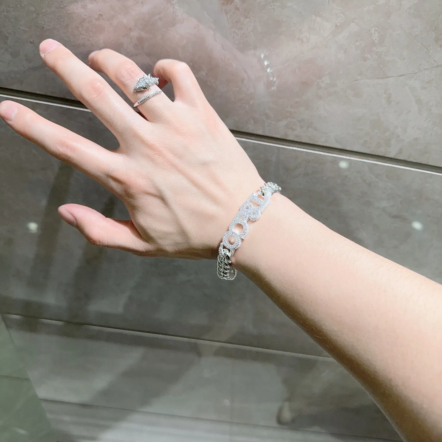 TIFFANY&CO新作黒ブレスレット豚の鼻スタイル - 画像 (7)