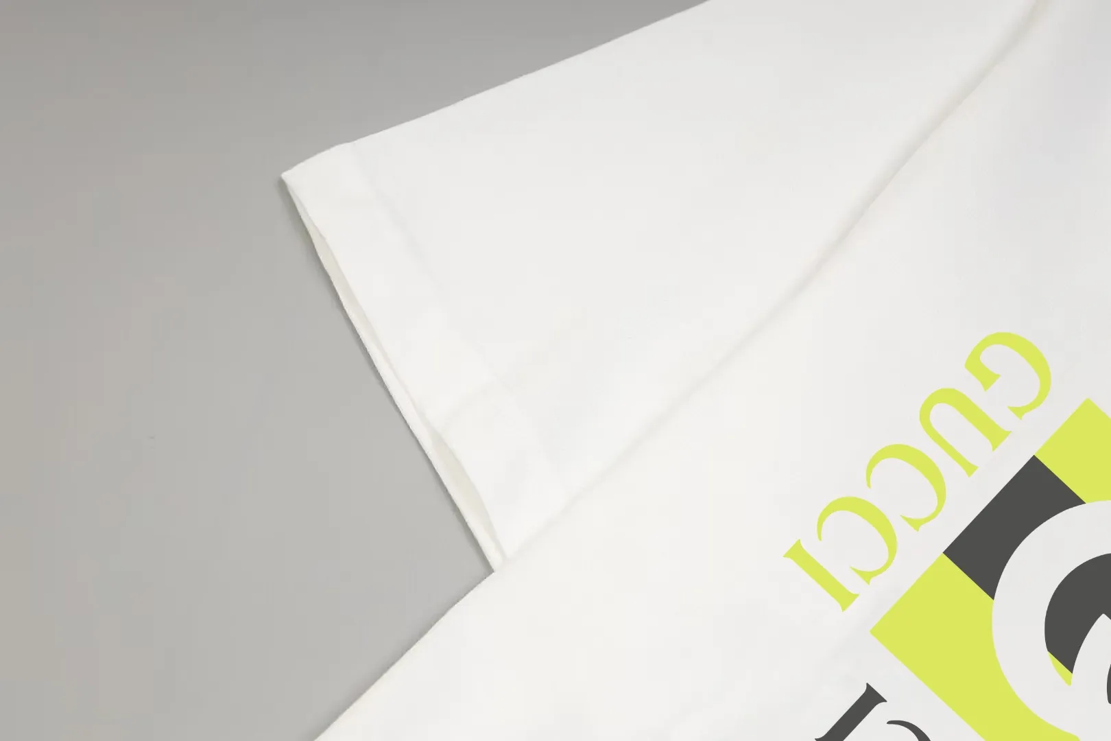 GUCCI 白 Tシャツ クラシックロゴデザイン - 画像 (5)