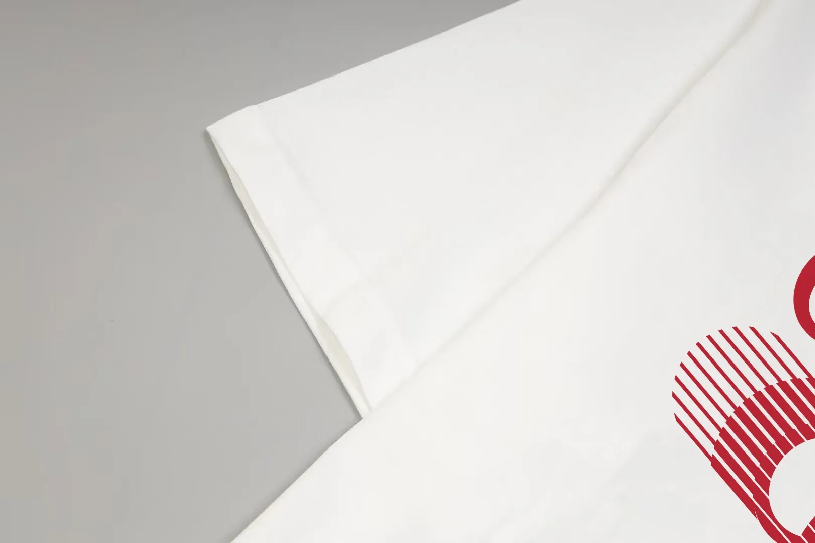 GUCCI 白 Tシャツ レトロデザイン - 画像 (5)