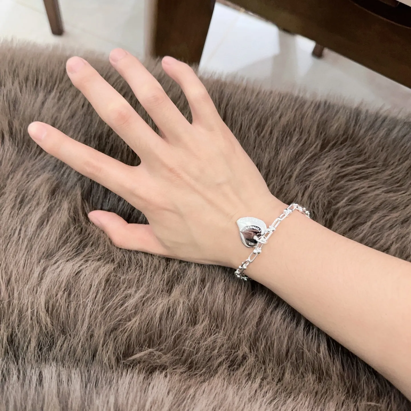 TIFFANY&CO新作黒ブレスレット豚の鼻スタイル - 画像 (10)