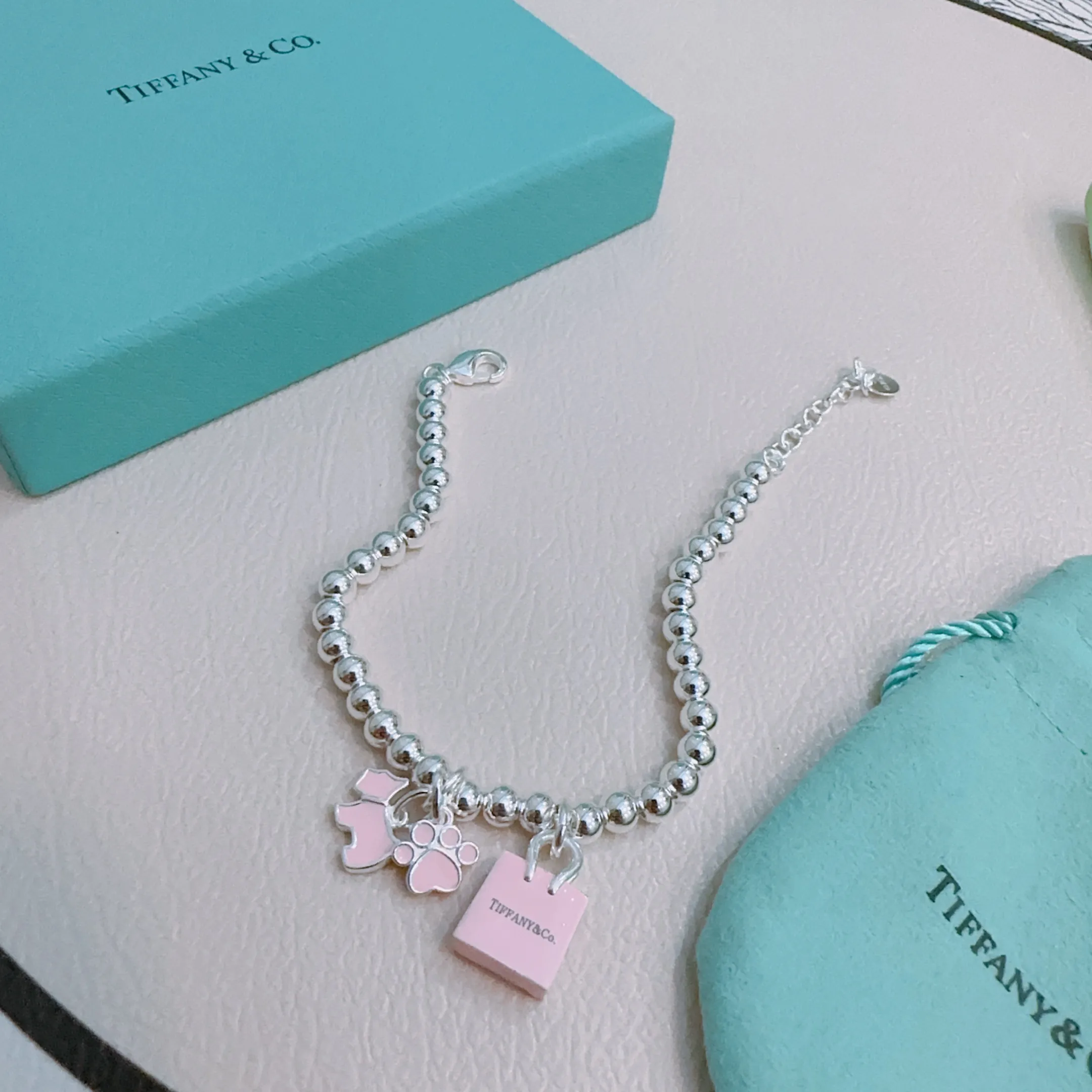 TIFFANY&CO新作黒ブレスレット豚の鼻スタイル