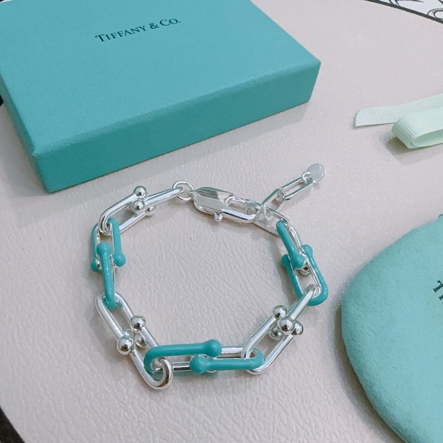 TIFFANY&CO新作黒ブレスレット豚の鼻スタイル