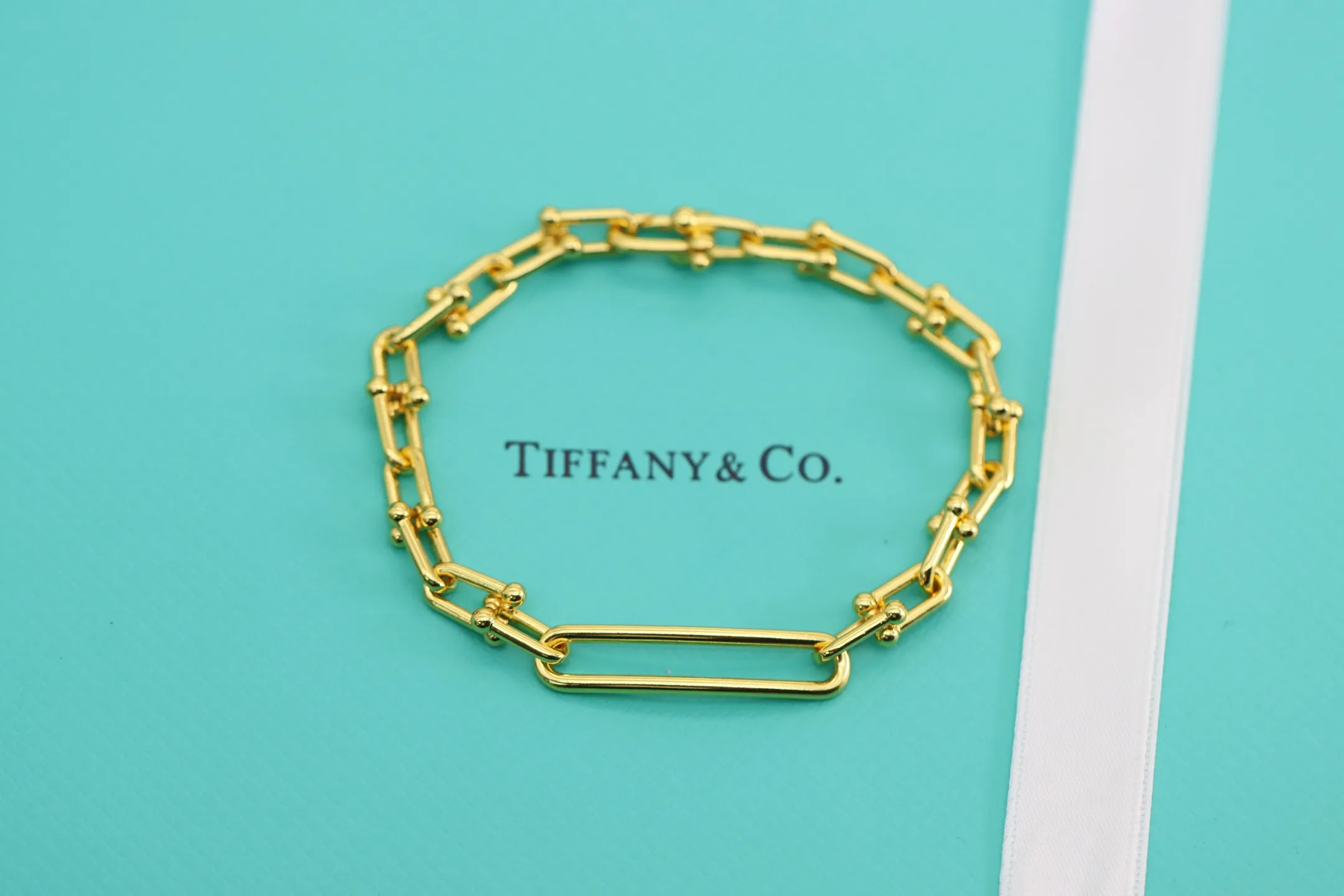 TIFFANY&Co. 新作黒ブレスレットU型デザイン - 画像 (3)