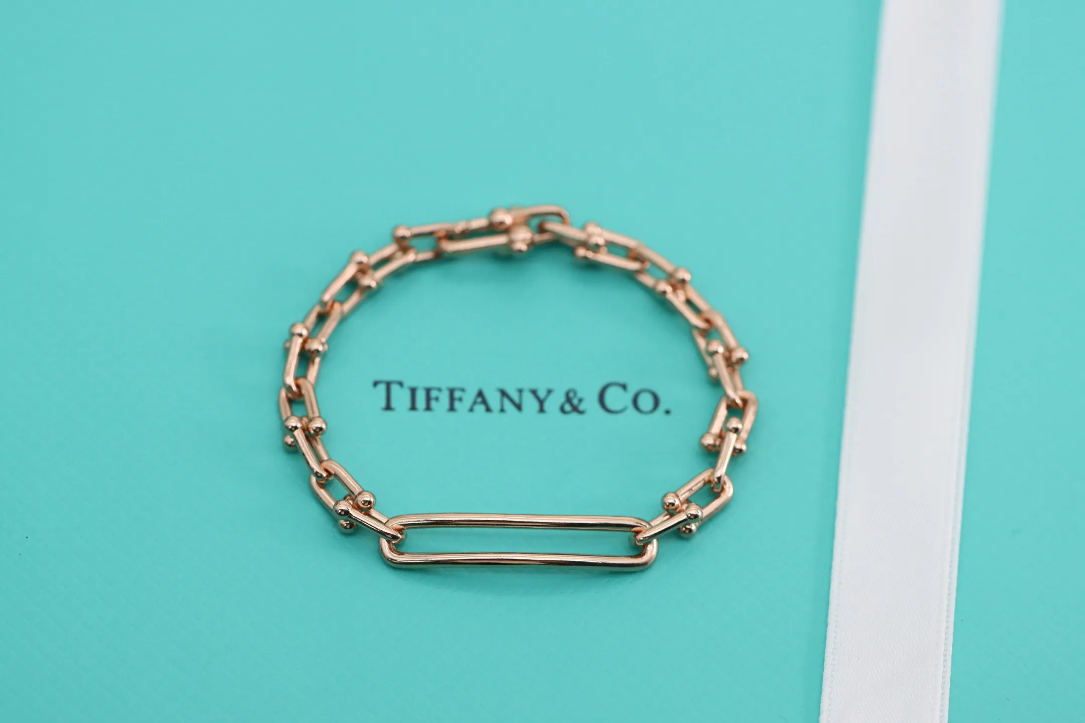 TIFFANY&Co. 新作黒ブレスレットU型デザイン - 画像 (7)