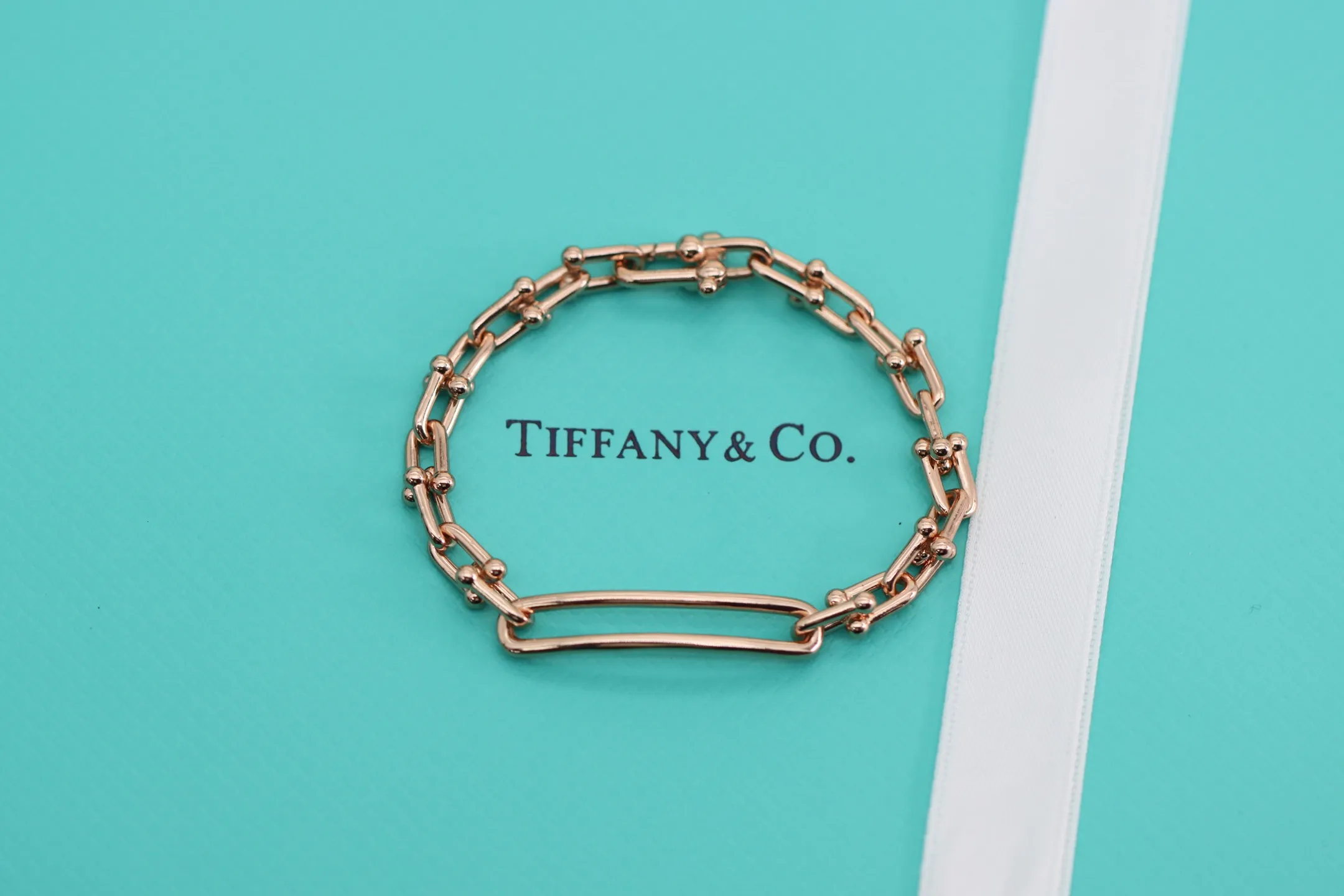 TIFFANY&Co. 新作黒ブレスレットU型デザイン - 画像 (8)