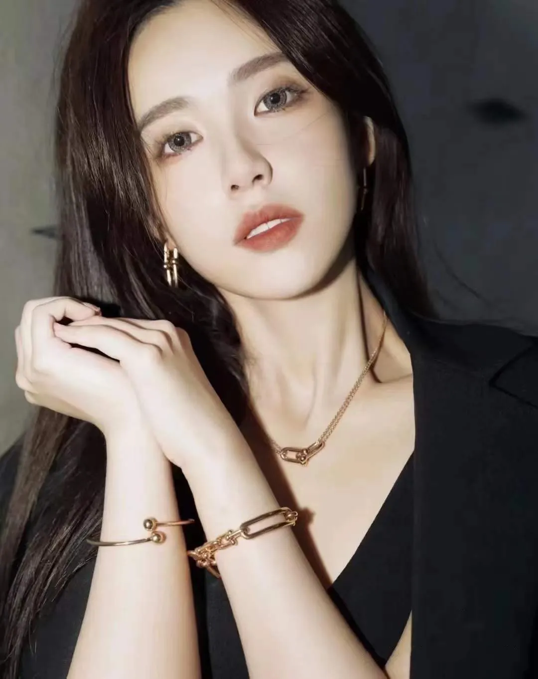 TIFFANY&Co. 新作黒ブレスレットU型デザイン - 画像 (9)