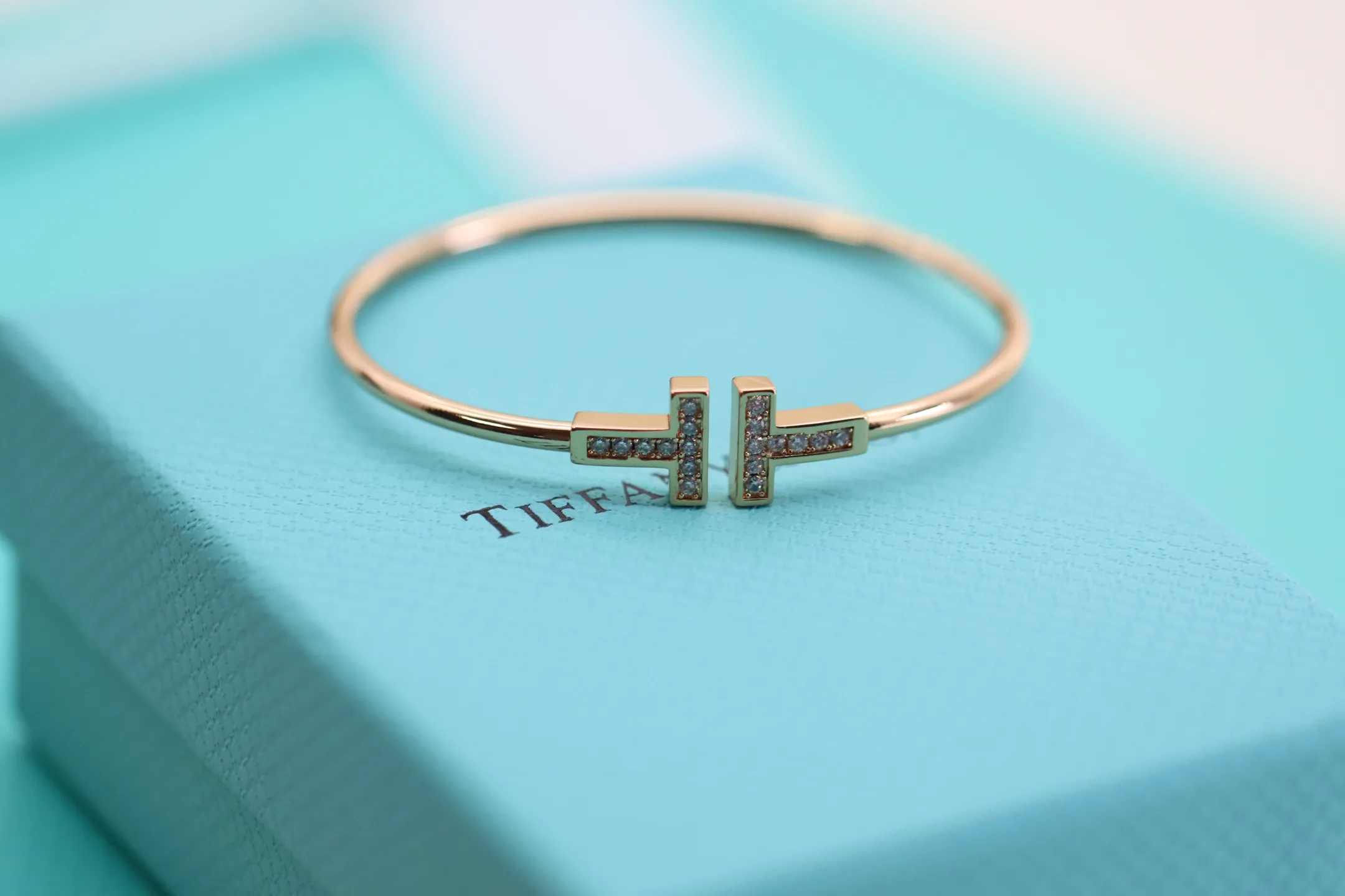Tiffany&Co. 新作ローズゴールドTブレスレット - 画像 (3)