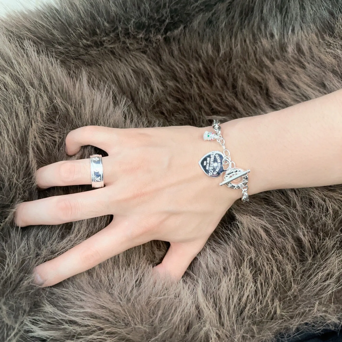 TIFFANY&CO新作黒ブレスレット豚の鼻スタイル - 画像 (8)