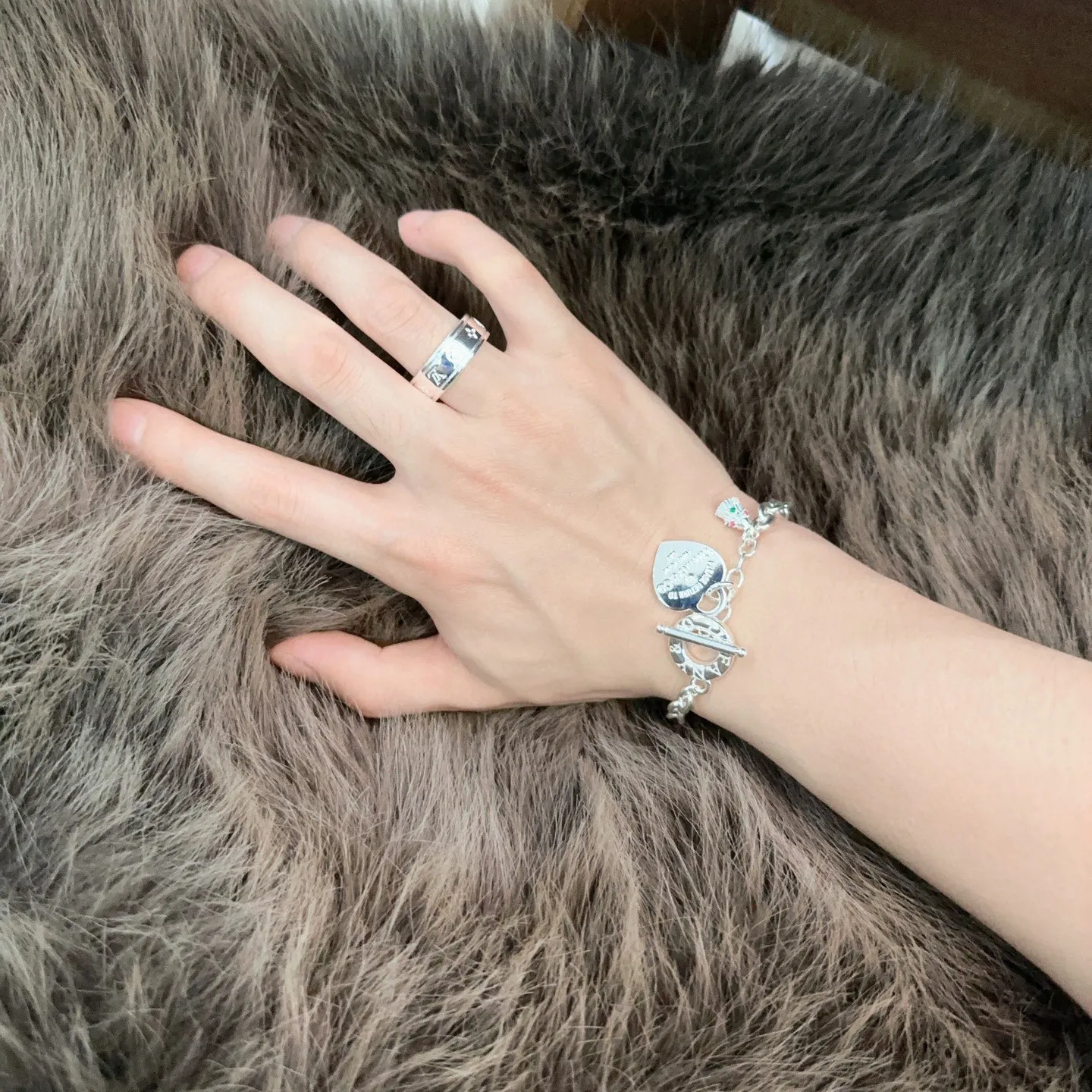 TIFFANY&CO新作黒ブレスレット豚の鼻スタイル - 画像 (10)